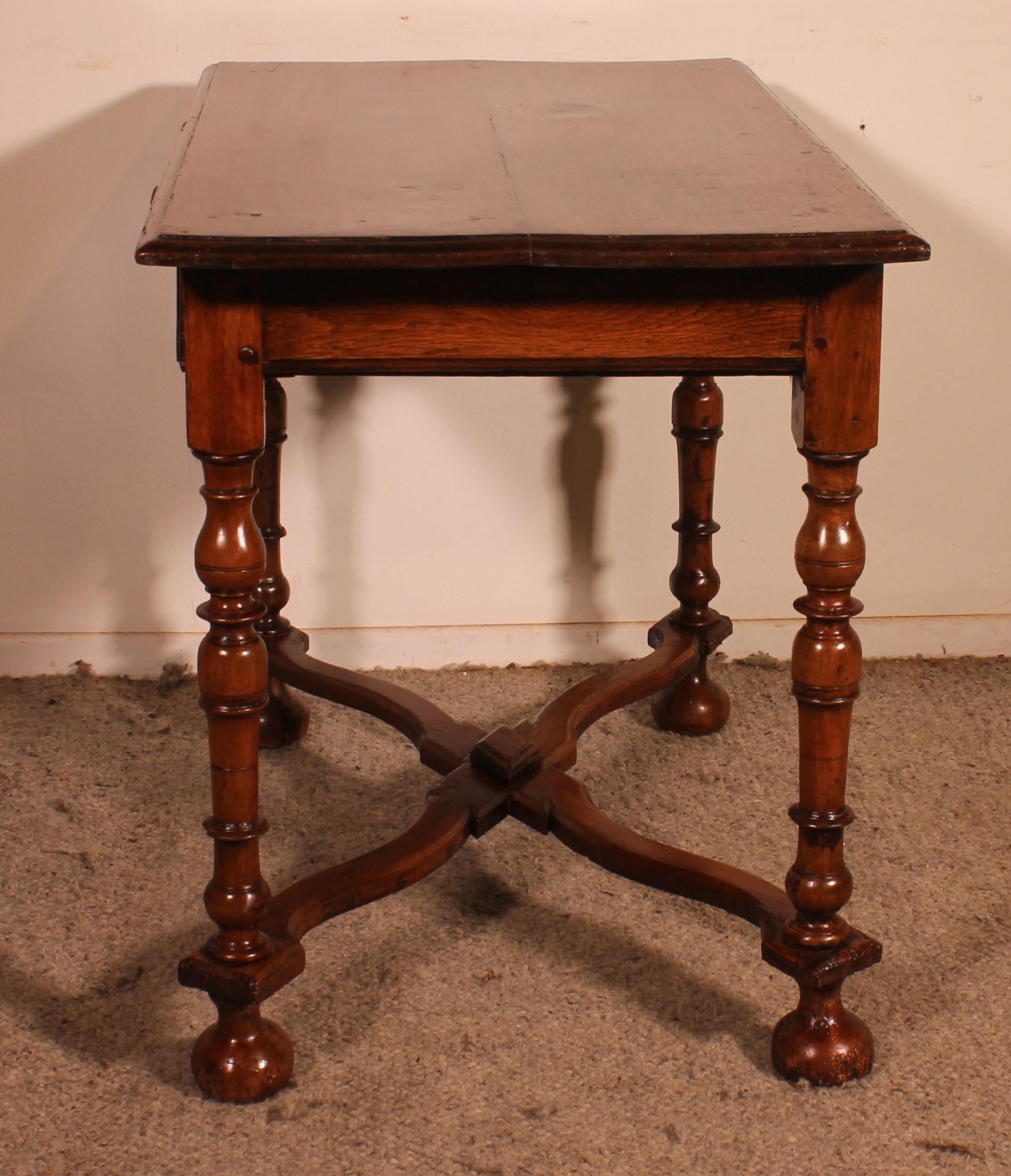 Table à écrire ou table d'appoint Louis XIV en noyer du 17e siècle en vente 4