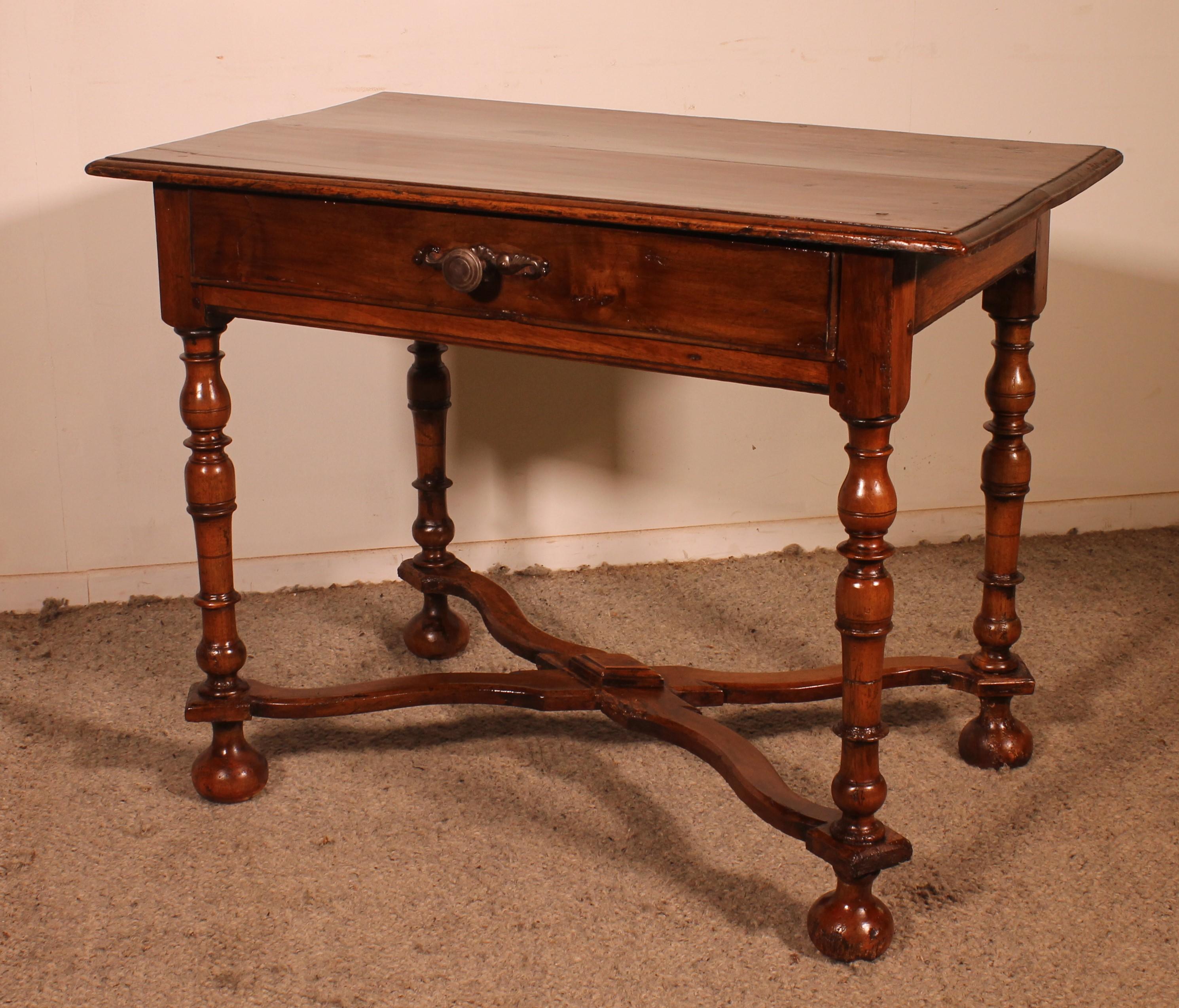 Table à écrire ou table d'appoint Louis XIV en noyer du 17e siècle en vente 5