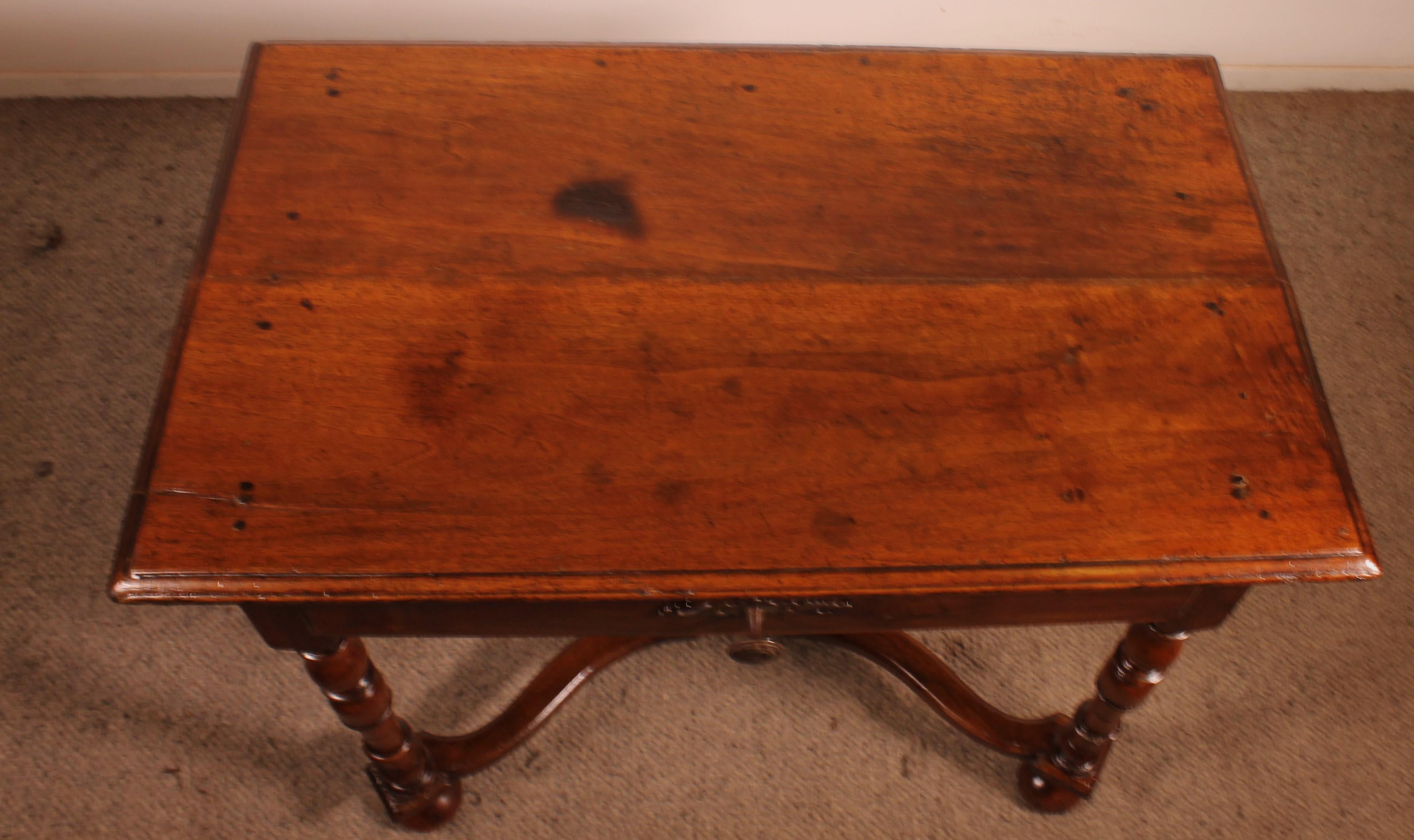 Table à écrire ou table d'appoint Louis XIV en noyer du 17e siècle en vente 6