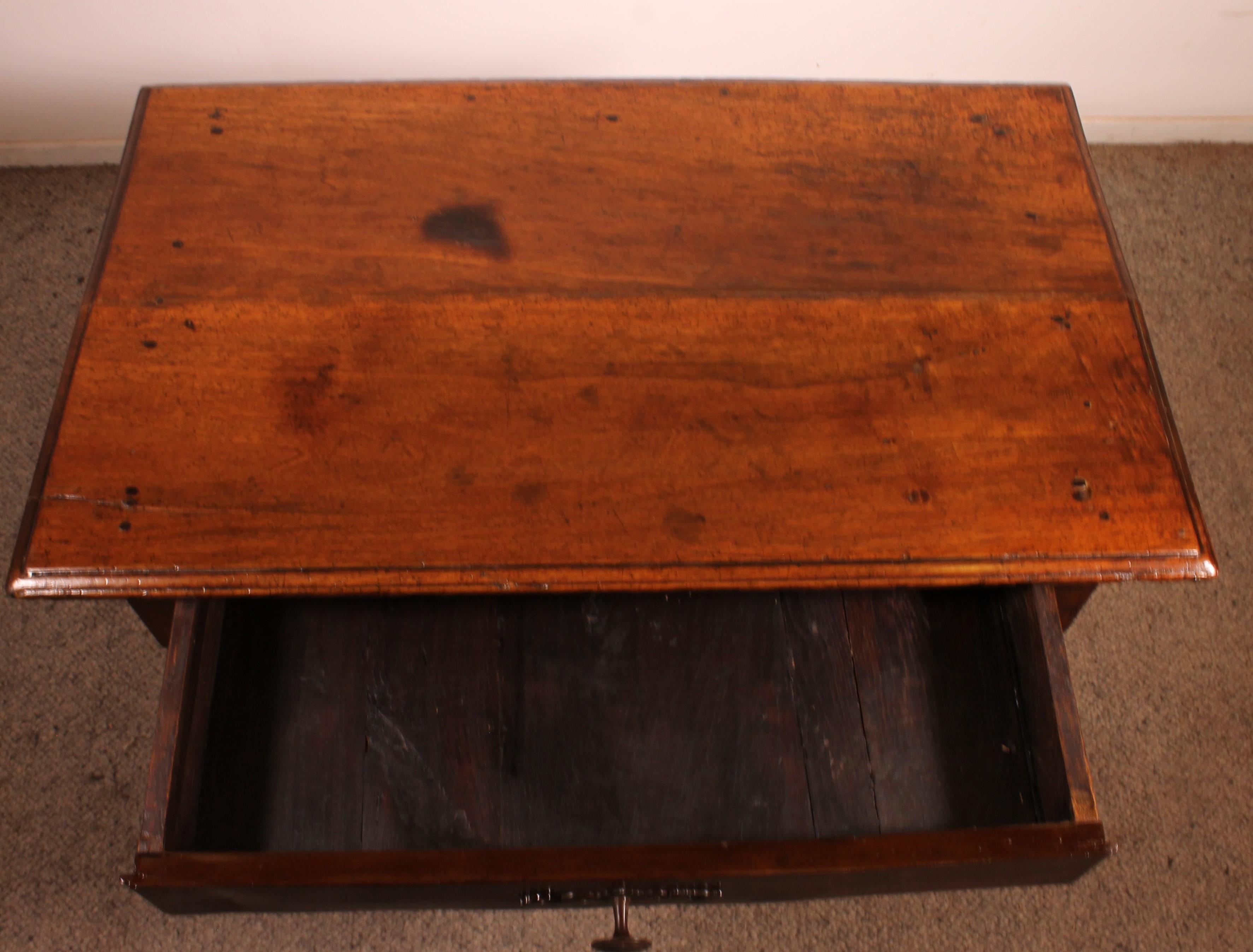 Table à écrire ou table d'appoint Louis XIV en noyer du 17e siècle en vente 7