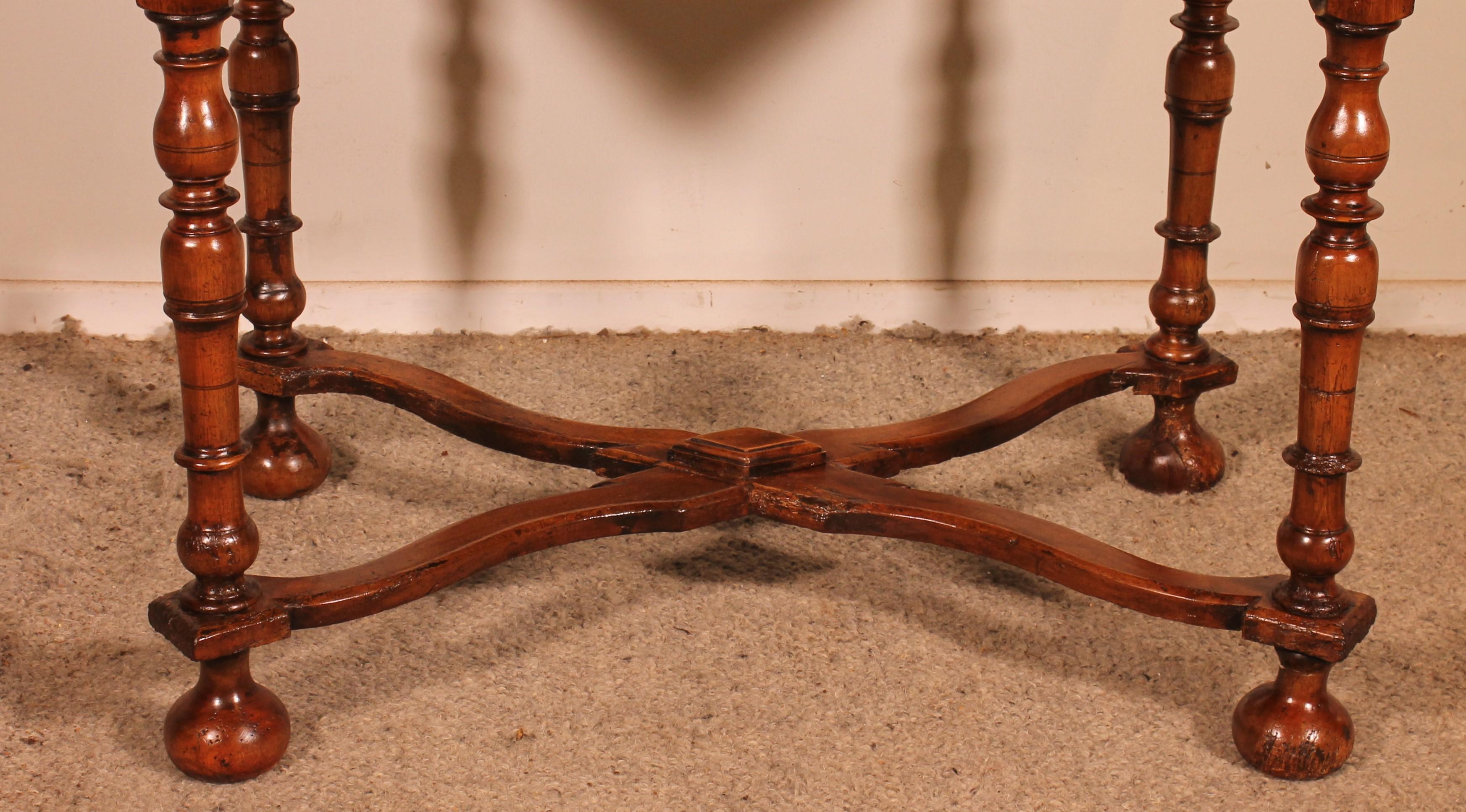 superbe table en noyer du 17ème siècle d'époque et de style Louis XIV
Table de bonne qualité reposant sur une base très élégante aux pieds tournés reliés par des entretoises et se terminant par des boules.
Les entretoises sont incurvées, ce qui est