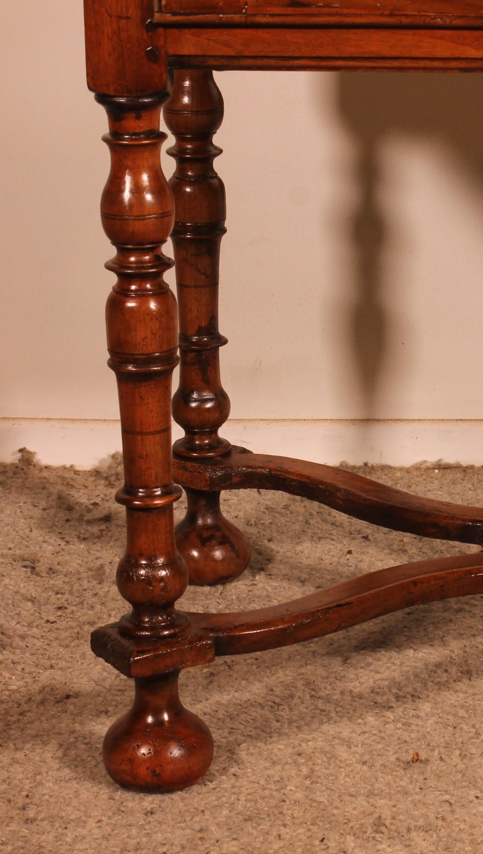 Table à écrire ou table d'appoint Louis XIV en noyer du 17e siècle Bon état - En vente à Brussels, Brussels