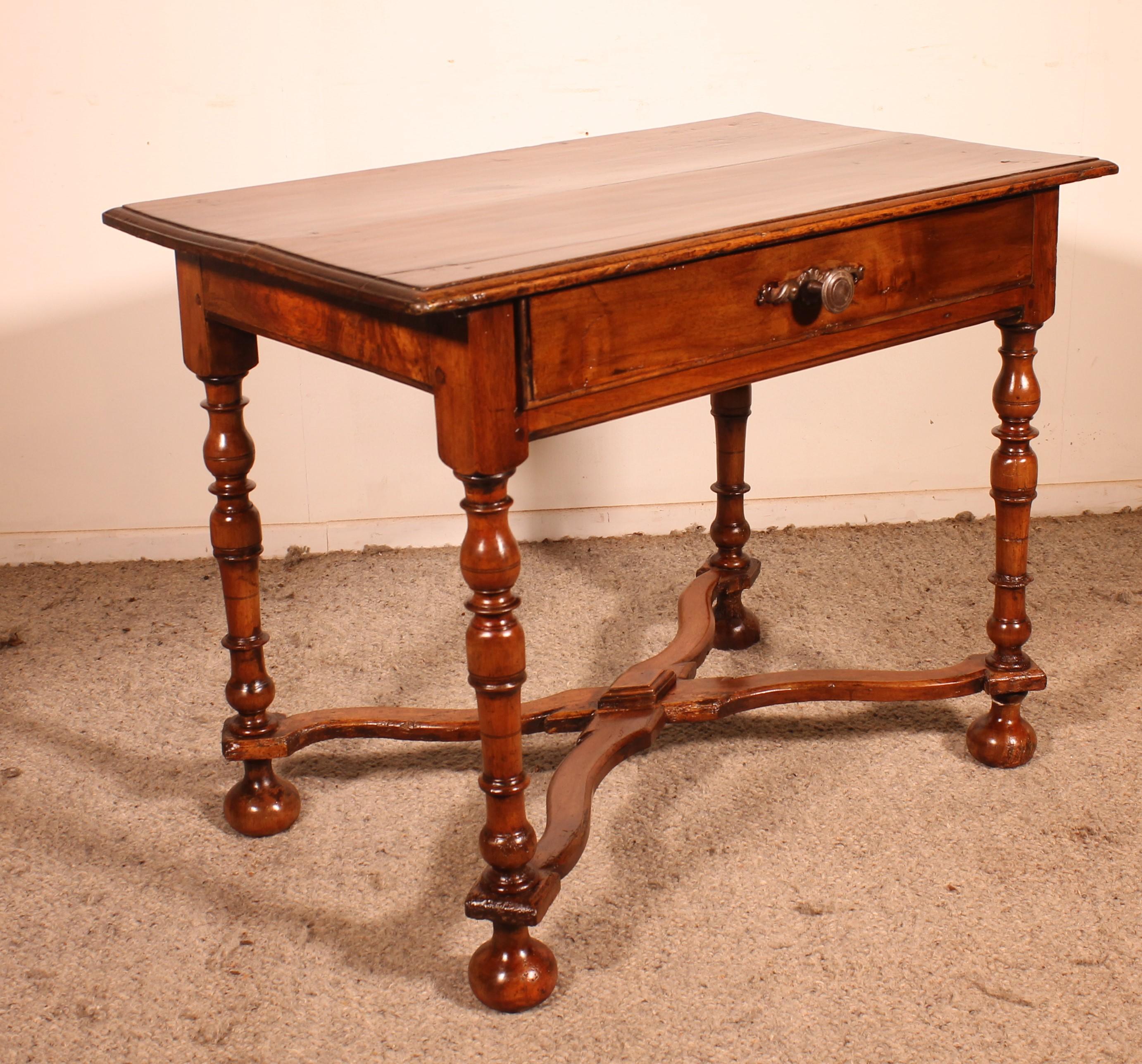 XVIIIe siècle et antérieur Table à écrire ou table d'appoint Louis XIV en noyer du 17e siècle en vente