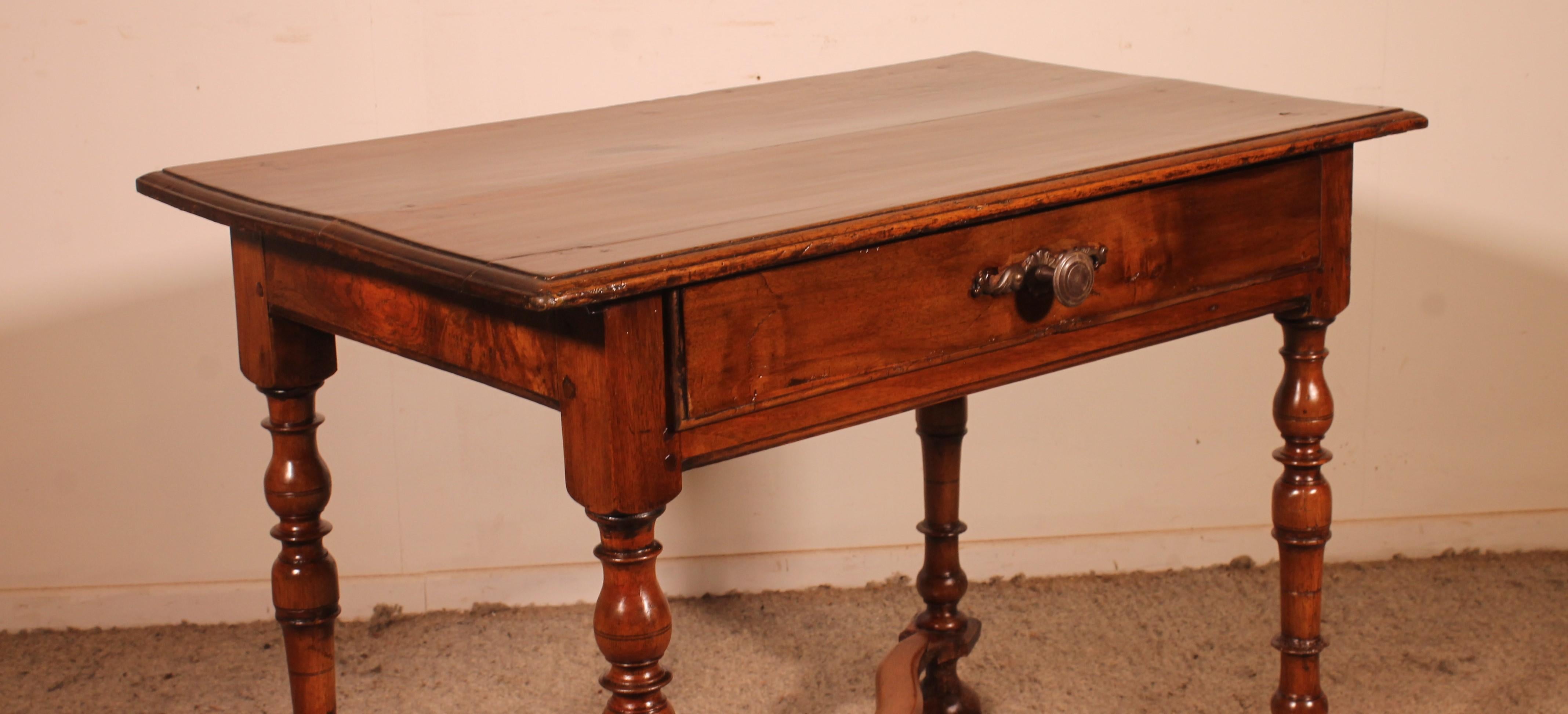 Noyer Table à écrire ou table d'appoint Louis XIV en noyer du 17e siècle en vente