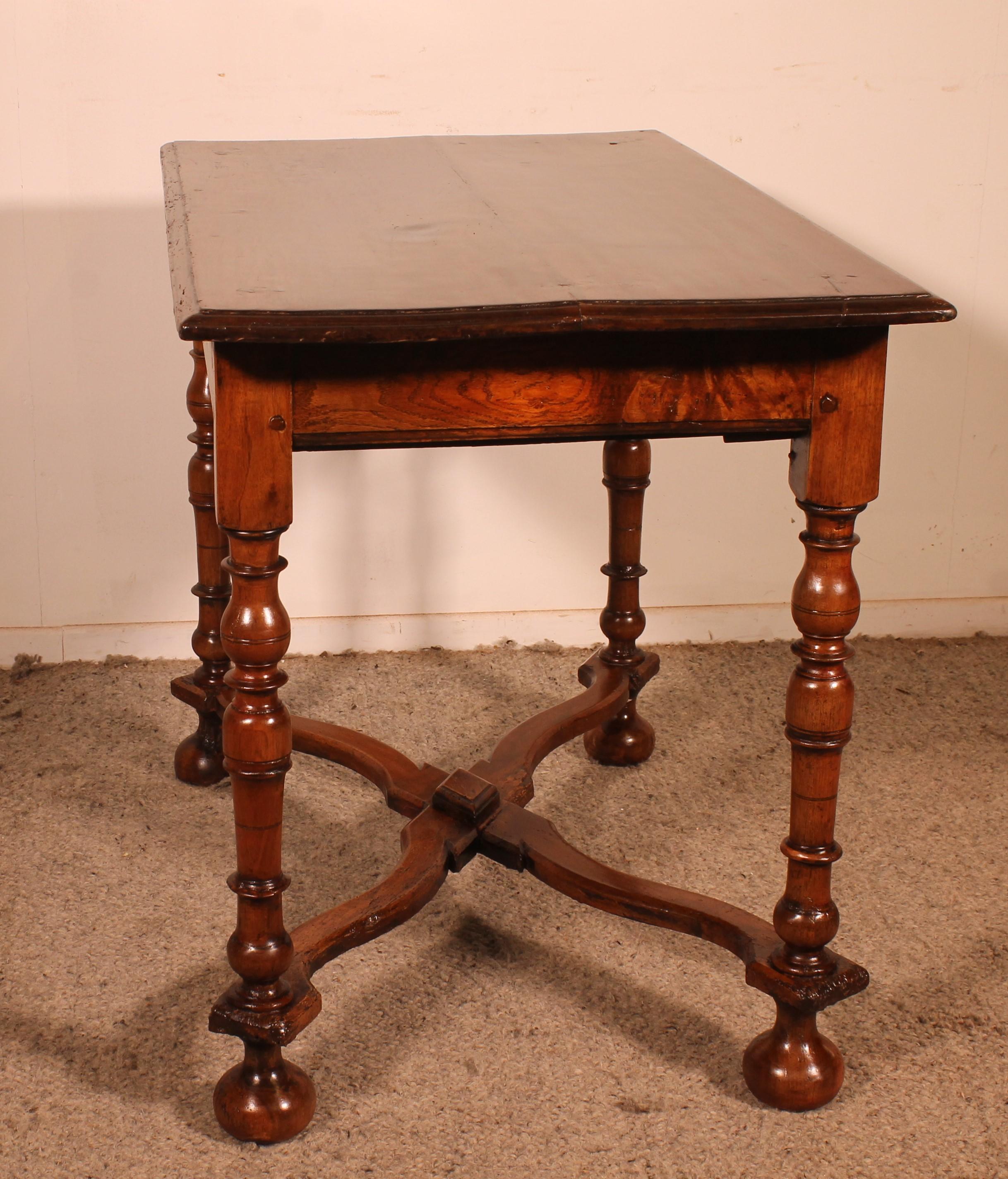 Table à écrire ou table d'appoint Louis XIV en noyer du 17e siècle en vente 1