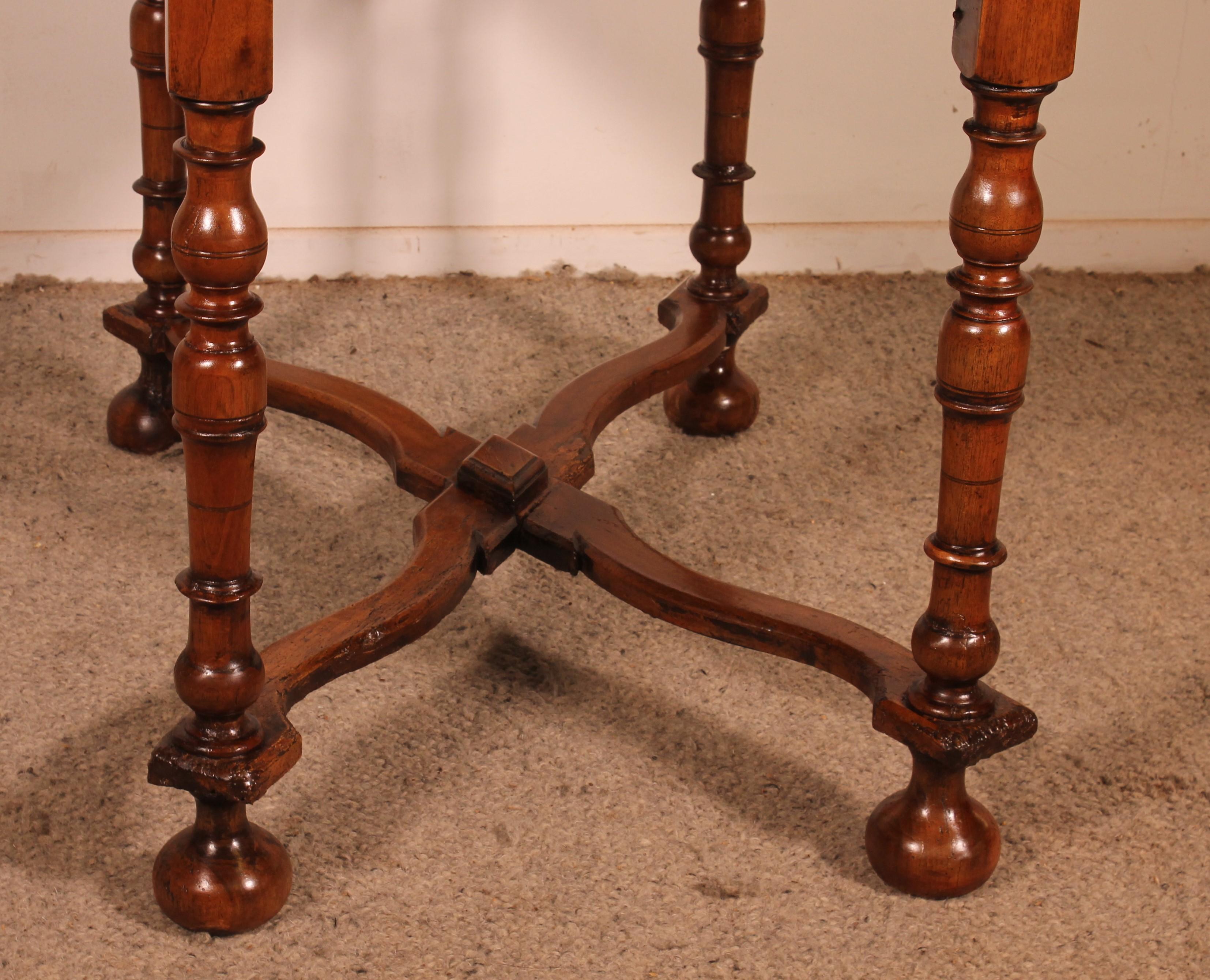 Table à écrire ou table d'appoint Louis XIV en noyer du 17e siècle en vente 2