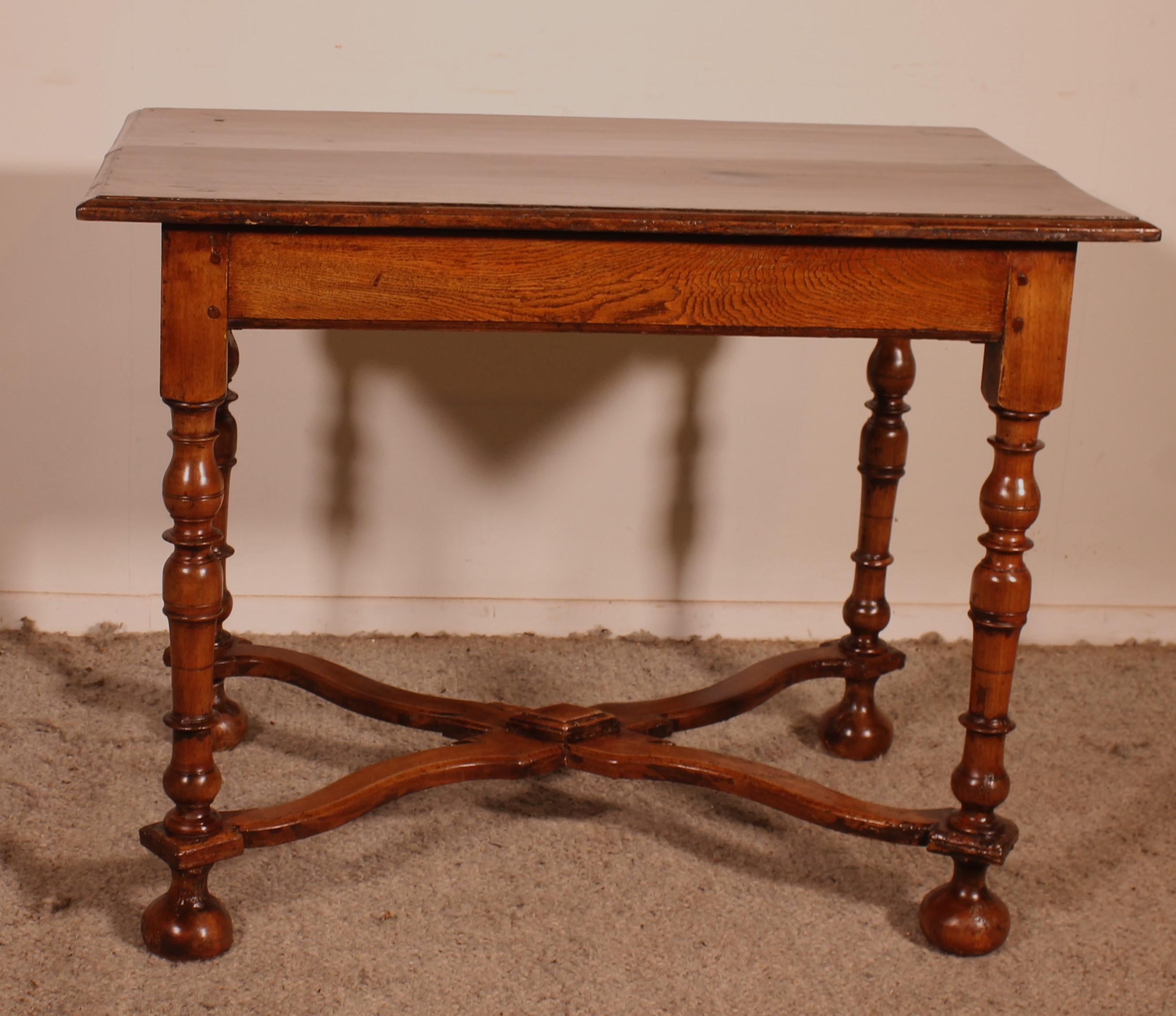 Table à écrire ou table d'appoint Louis XIV en noyer du 17e siècle en vente 3