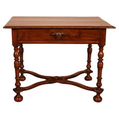 Table à écrire ou table d'appoint Louis XIV en noyer du 17e siècle