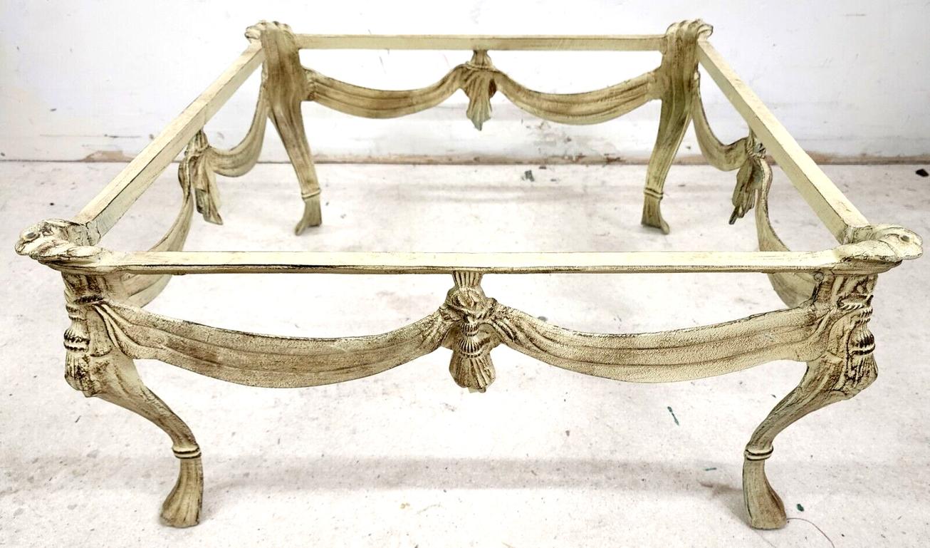 Nous offrons l'une de nos récentes acquisitions de mobilier de luxe de Palm Beach, un meuble d'une valeur de 1 000 euros. 
Table basse en métal moulé de style Louis XV du milieu du siècle dernier
Coloration : Il y a un soupçon de vert