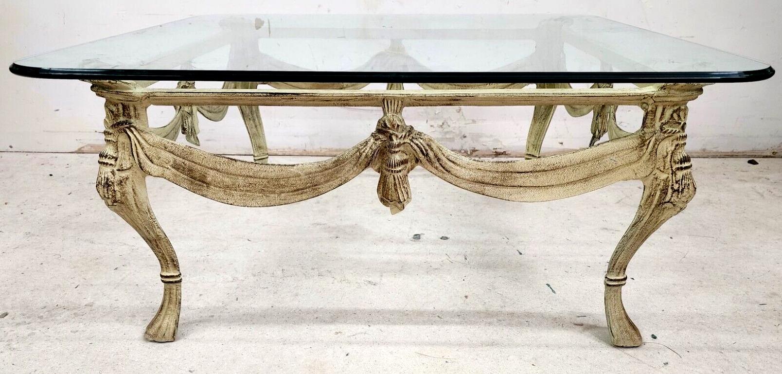 Table Basse en Métal et Verre Louis XlV Bon état - En vente à Lake Worth, FL