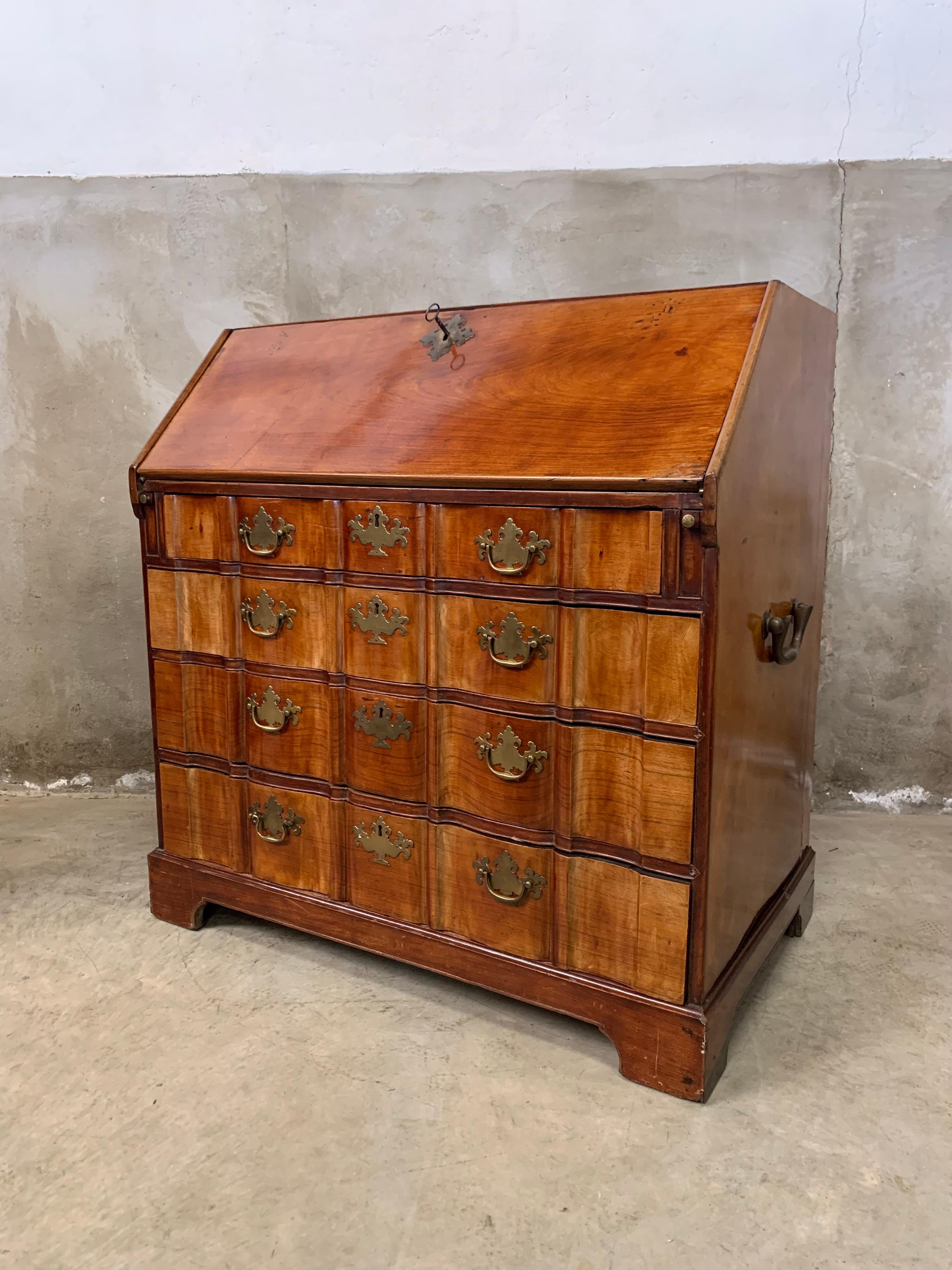 A piece of high-end antiques, this Louis XV Dutch 18th century organ bent secretaire with brass fittings in solid mahogany with rosewood nest. Nest is fantastic with many curved drawers with door with key and 2 secret compartments. Sides have thick