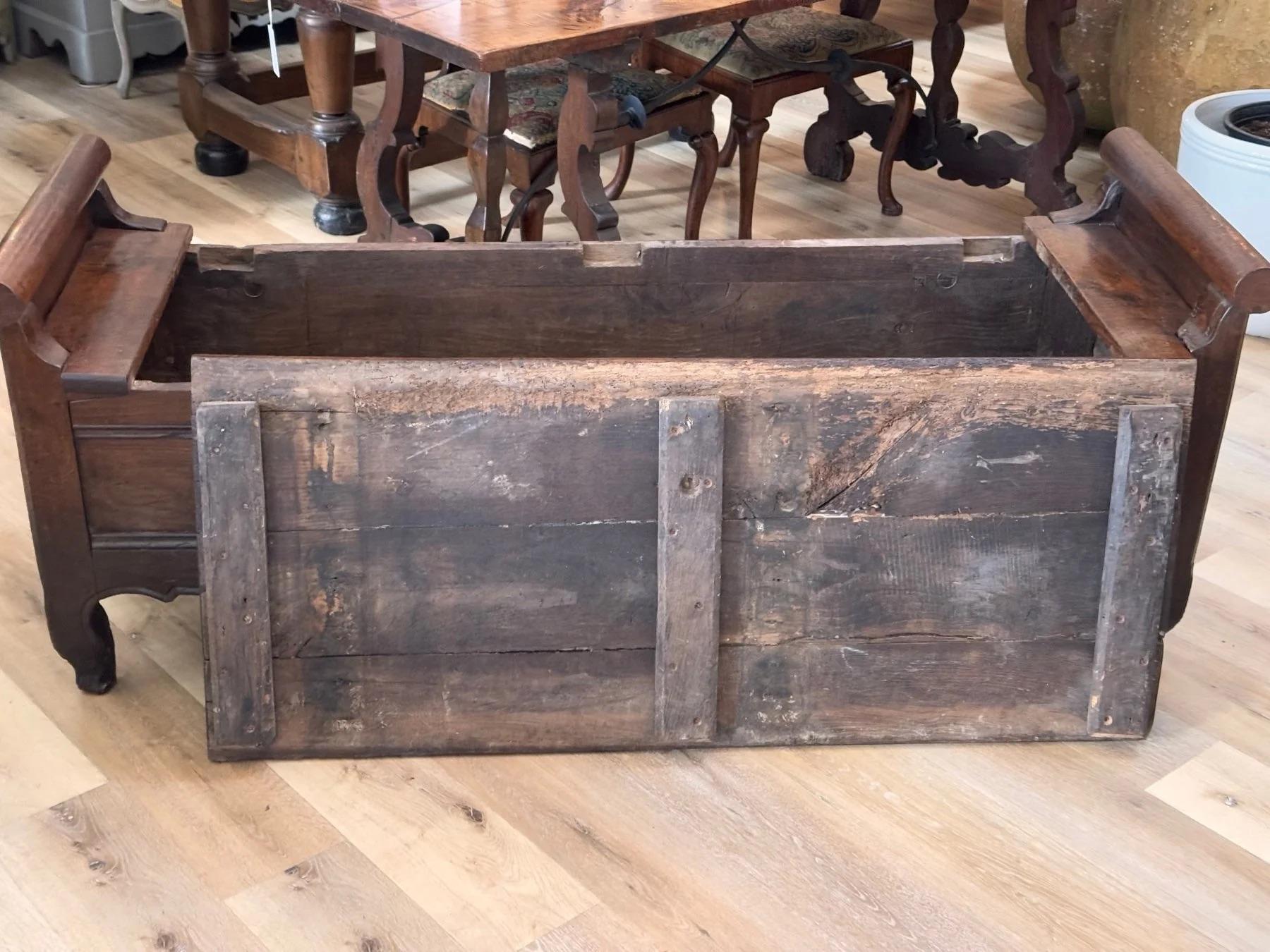 Banc d'entrée provincial français Louis XV du 18ème siècle en orme et chêne Bon état - En vente à Charlottesville, VA
