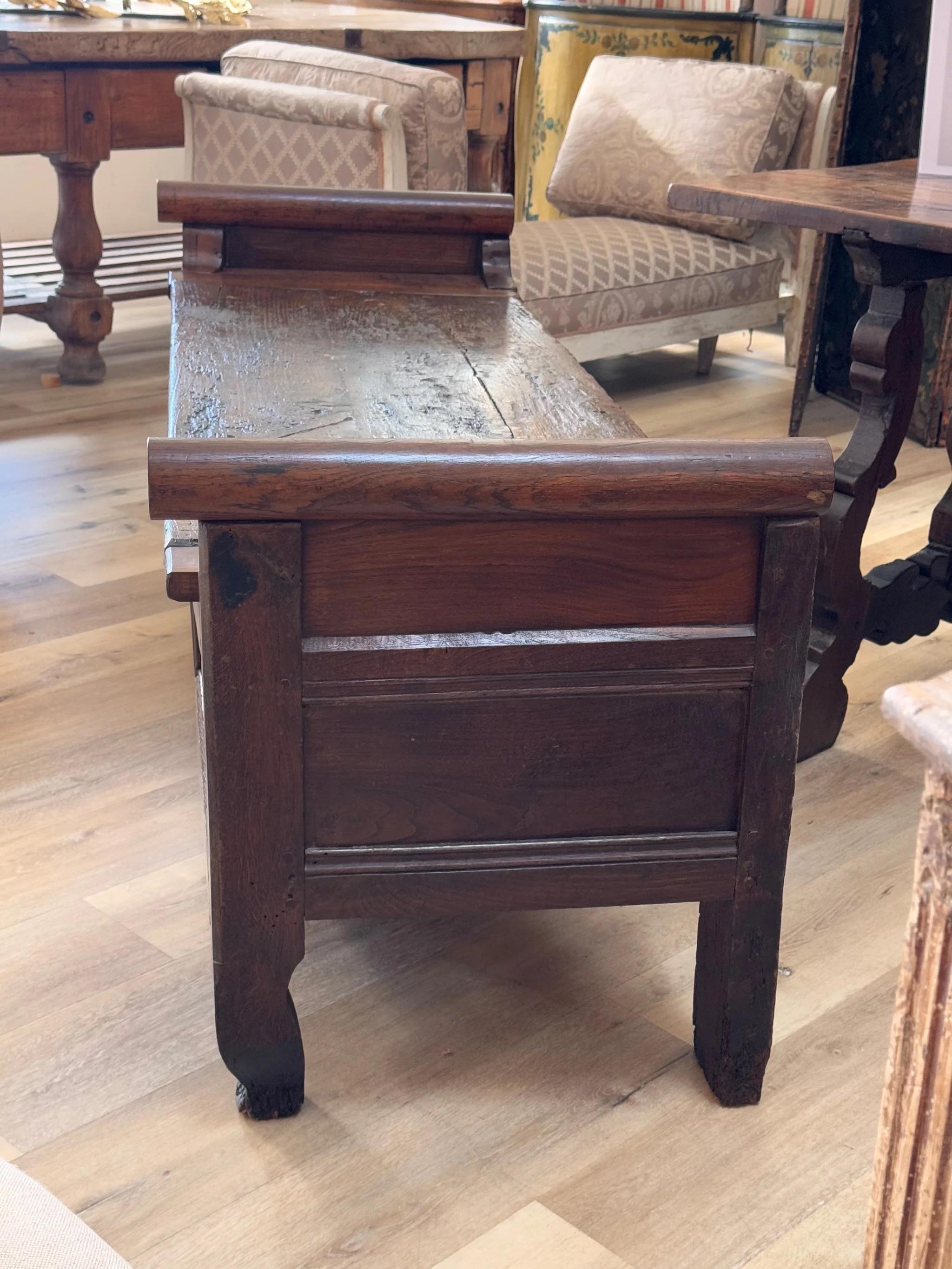 XVIIIe siècle et antérieur Banc d'entrée provincial français Louis XV du 18ème siècle en orme et chêne en vente