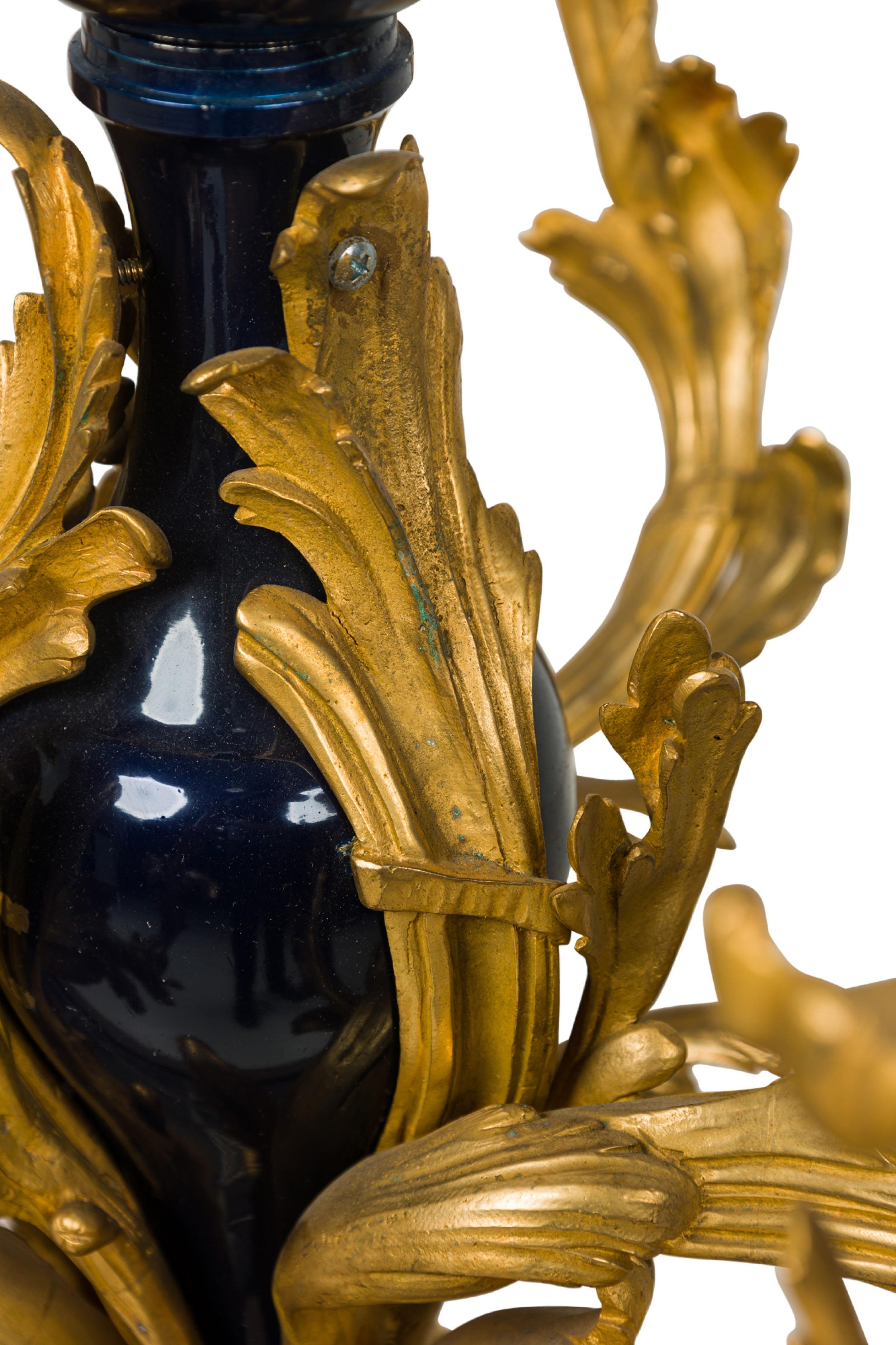 Achtarmiger Kronleuchter aus Bronze und kobaltfarbenem Porzellan im Louis-XV-Stil des 19. Jahrhunderts im Angebot 3