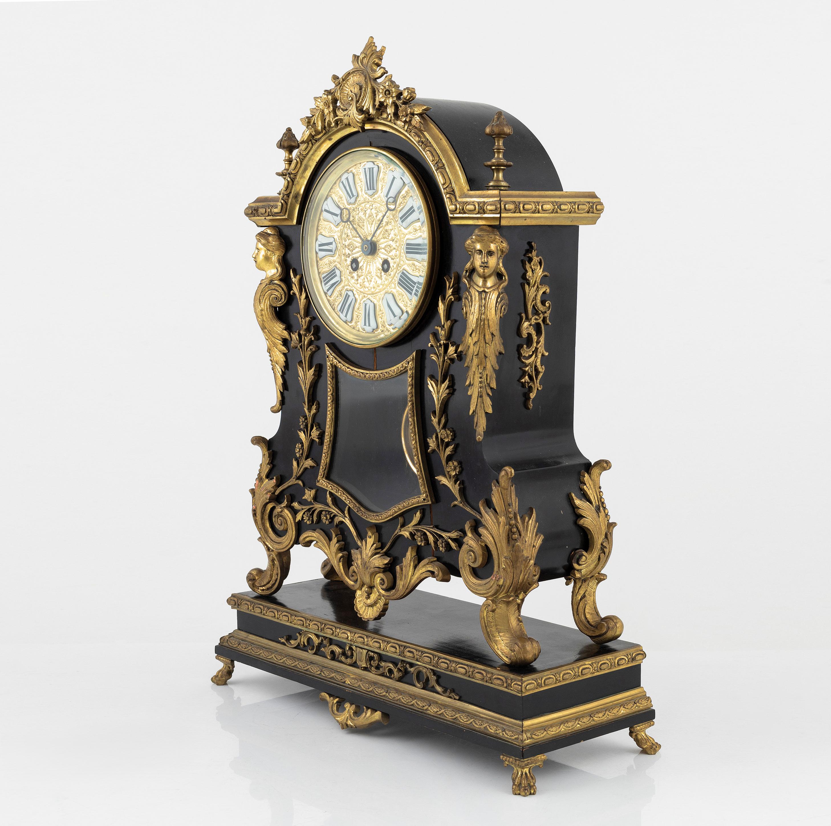 Incredibile ensemble di orologi in stile Luigi XV (tardo barocco) con una splendida architettura. Questo è un ottimo esempio di lavoro in bronzo personalizzato disponibile sul mercato dell'antiquariato. Realizzato nella seconda metà del XIX secolo,