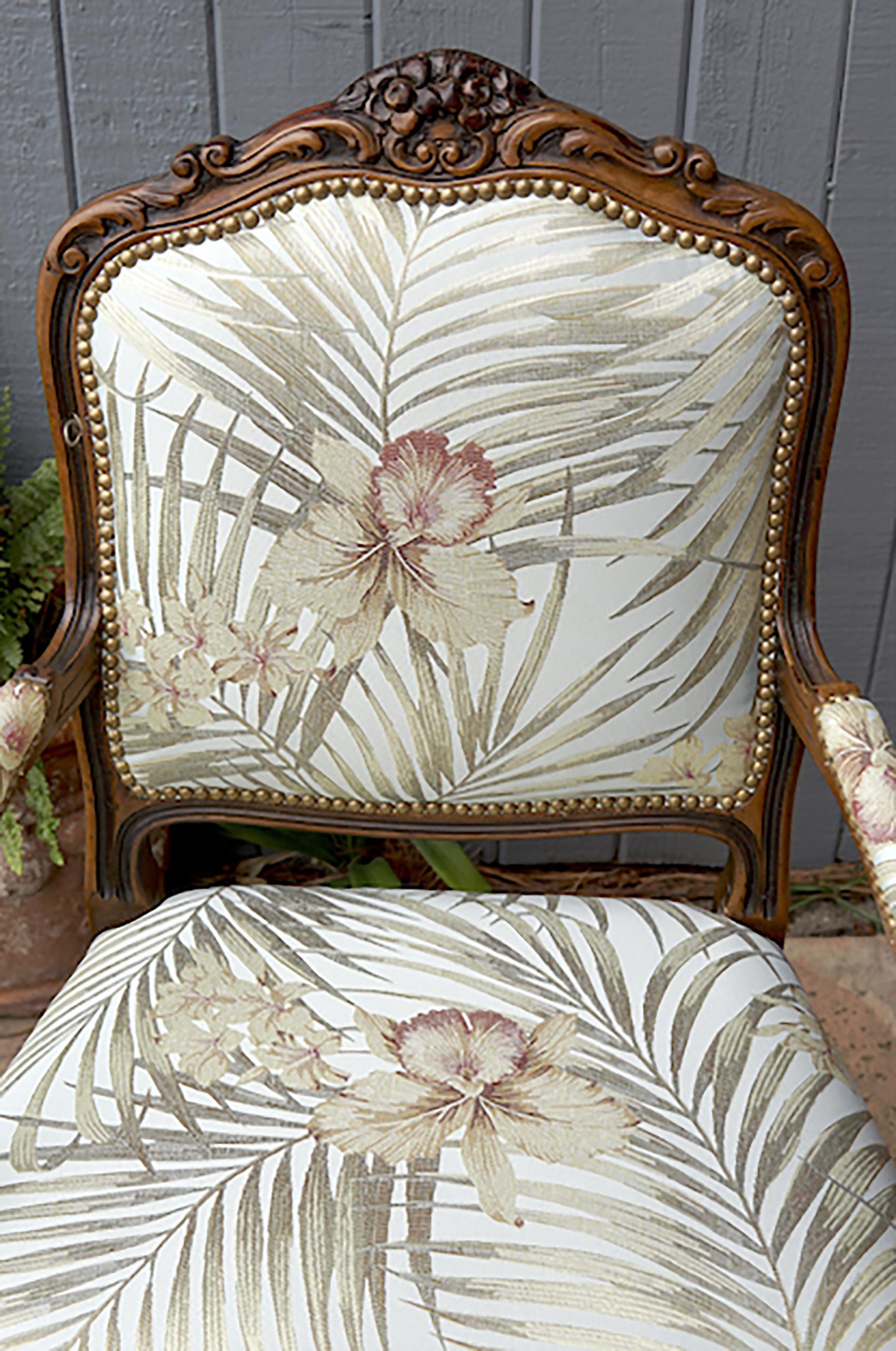 Ce qui est ancien est renouvelé dans cet ancien fauteuil de style Louis XV dans une tapisserie de soie à motif orchidée bleu aqua et jaune doré pâle. Il s'agit d'une chaise unique, luxueusement sculptée, et vous la retrouverez dans notre boutique