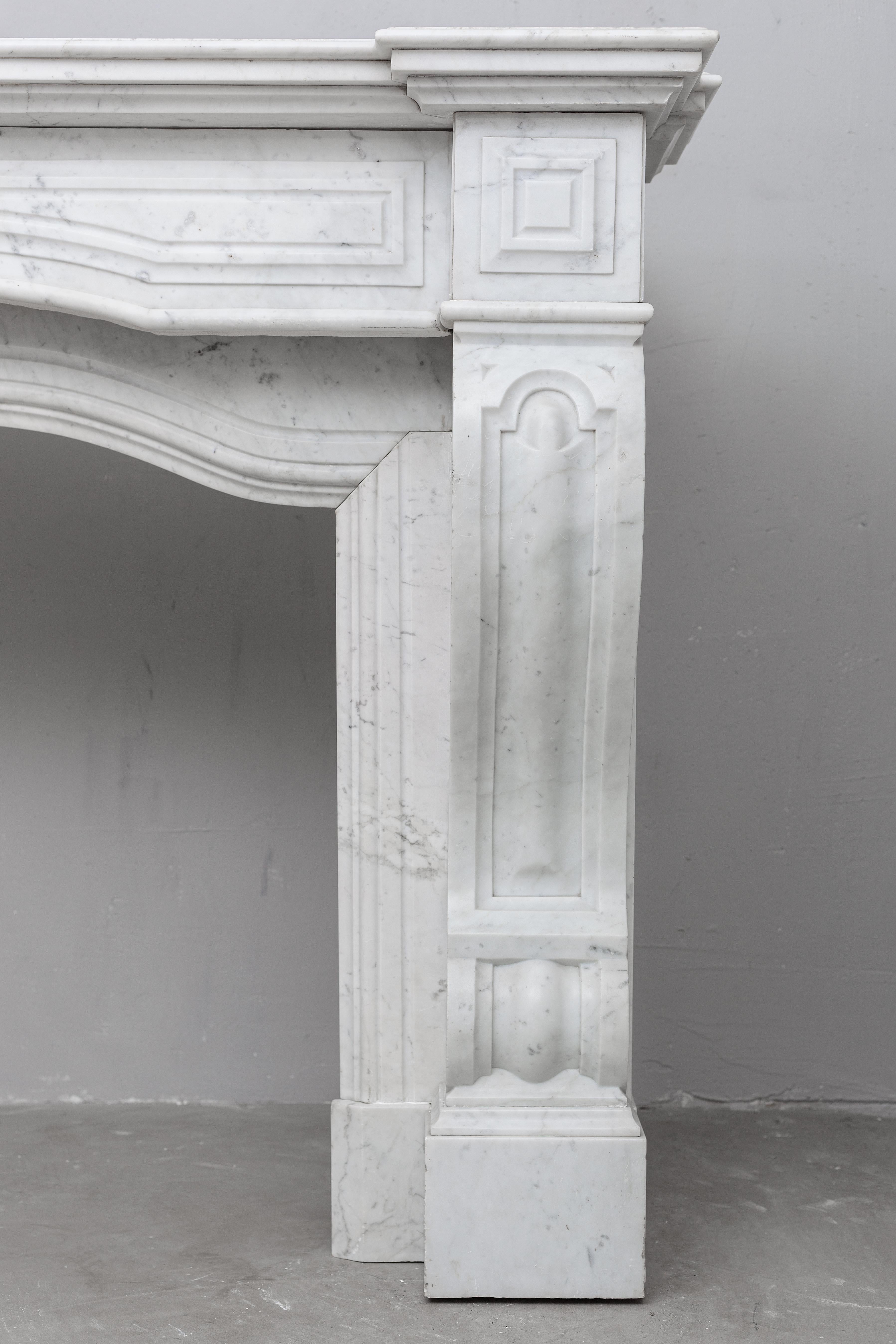 A very robust full circulation fireplace in Carrara marble. It is a rare style that comes into its own in most Dutch mansions in terms of size and style.
The mantelpiece is characterized by elegant ornaments and an elegant centerpiece! What is