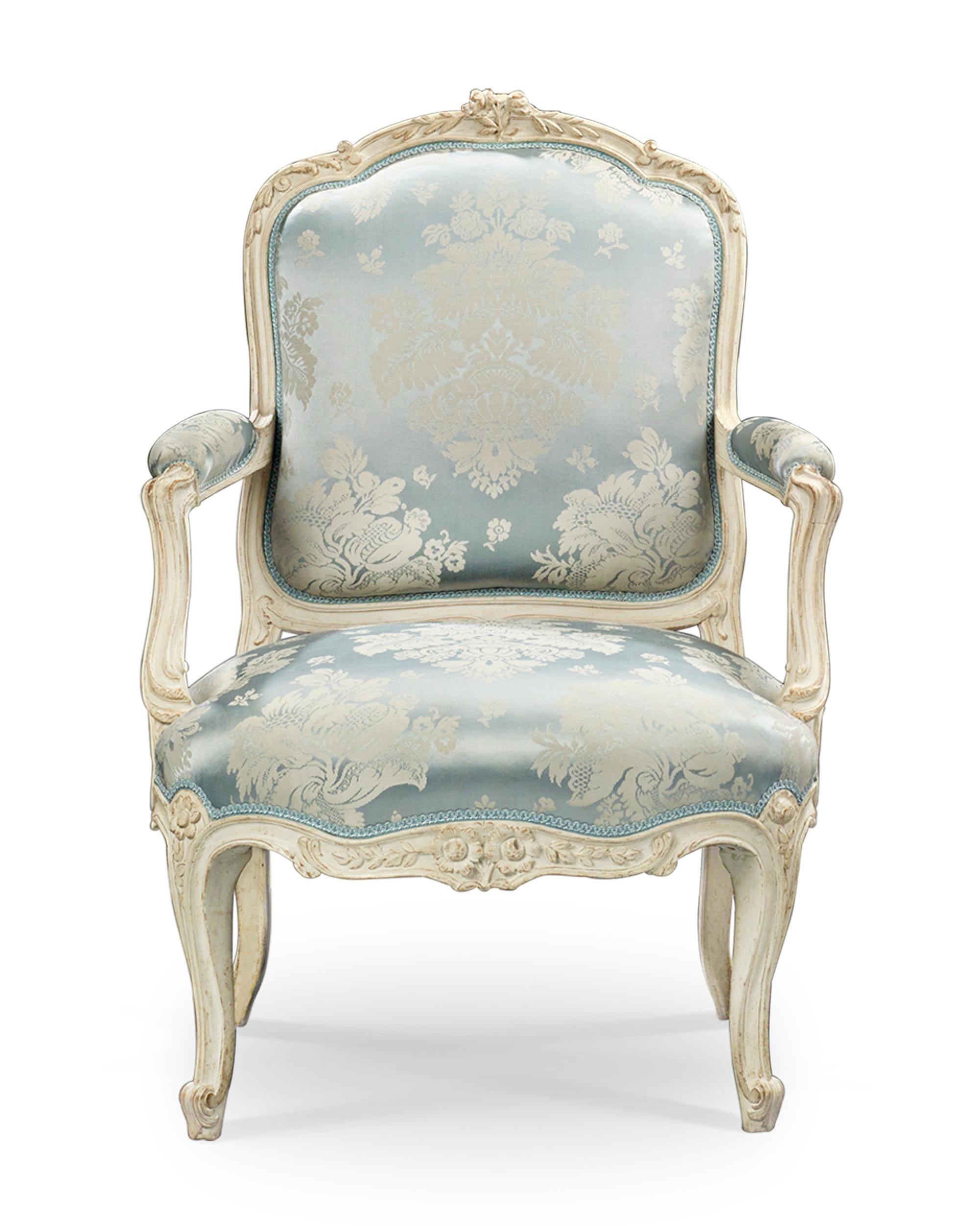 Dieses beeindruckende Paar französischer Sessel zeigt die Pracht und Eleganz der Epoche Louis XV. Die Stühle wurden von dem berühmten Künstler Jean-René Nadal l'Ainé (1733-1783) gefertigt und zeichnen sich durch anmutige, geschwungene Linien und