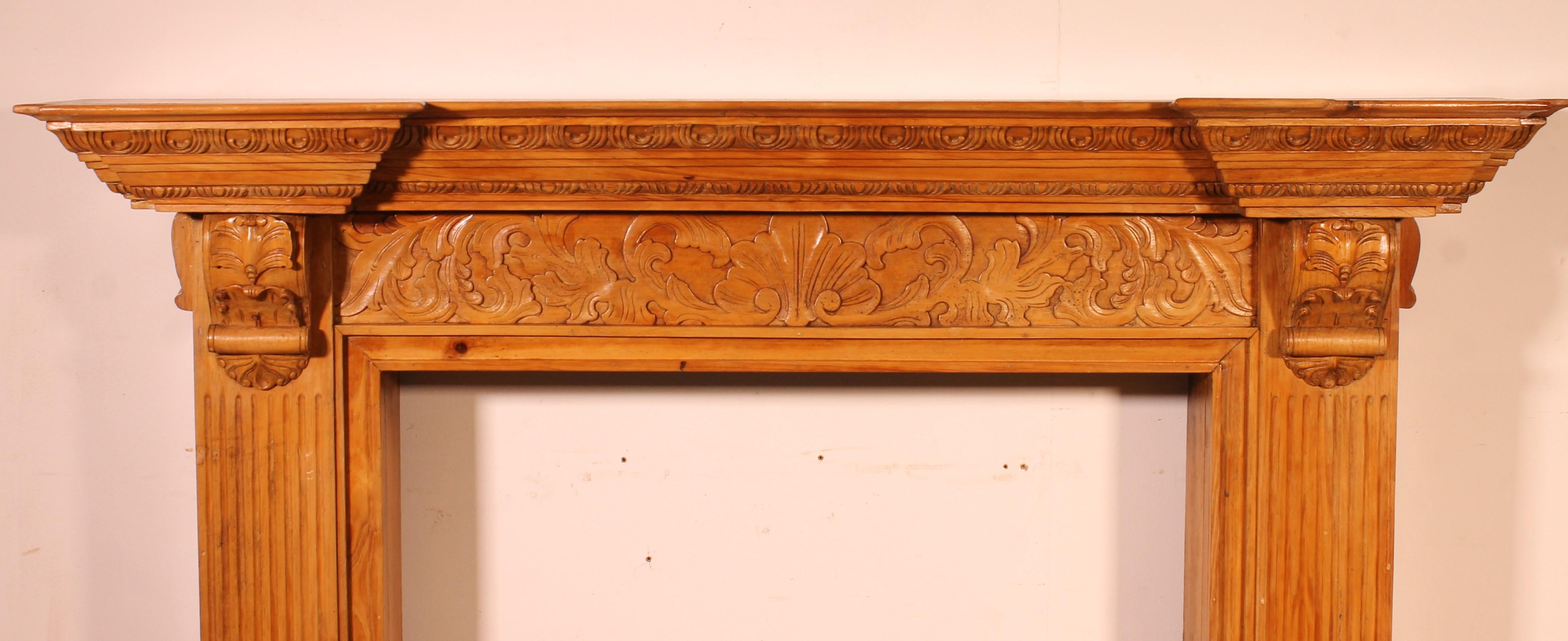 Superba cappa per camino in legno di faggio del XIX secolo in stile Luigi XV

Questo caminetto si distingue per la sua bella patina e il colore biondo, insolito e molto elegante.

I due montanti e la traversa presentano squisiti intagli. La traversa