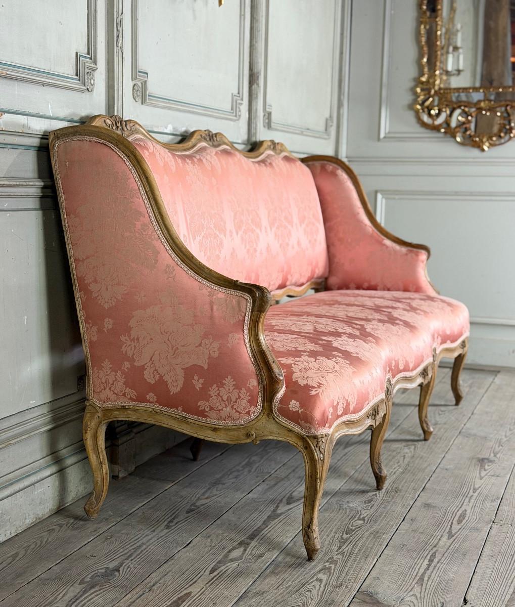 Français Banc Louis XV en bois naturel sculpté, XVIIIe siècle en vente