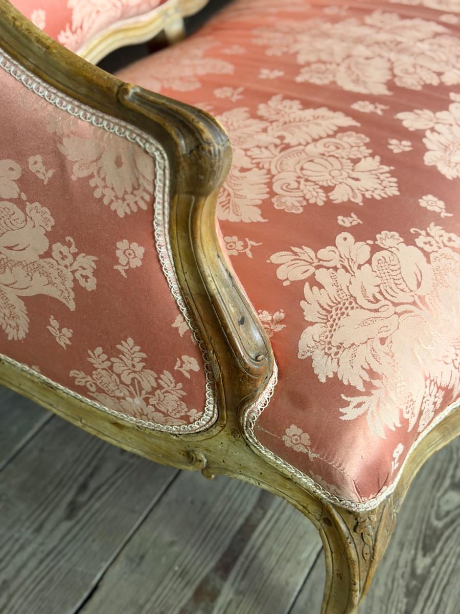 Banc Louis XV en bois naturel sculpté, XVIIIe siècle Excellent état - En vente à Honnelles, WHT