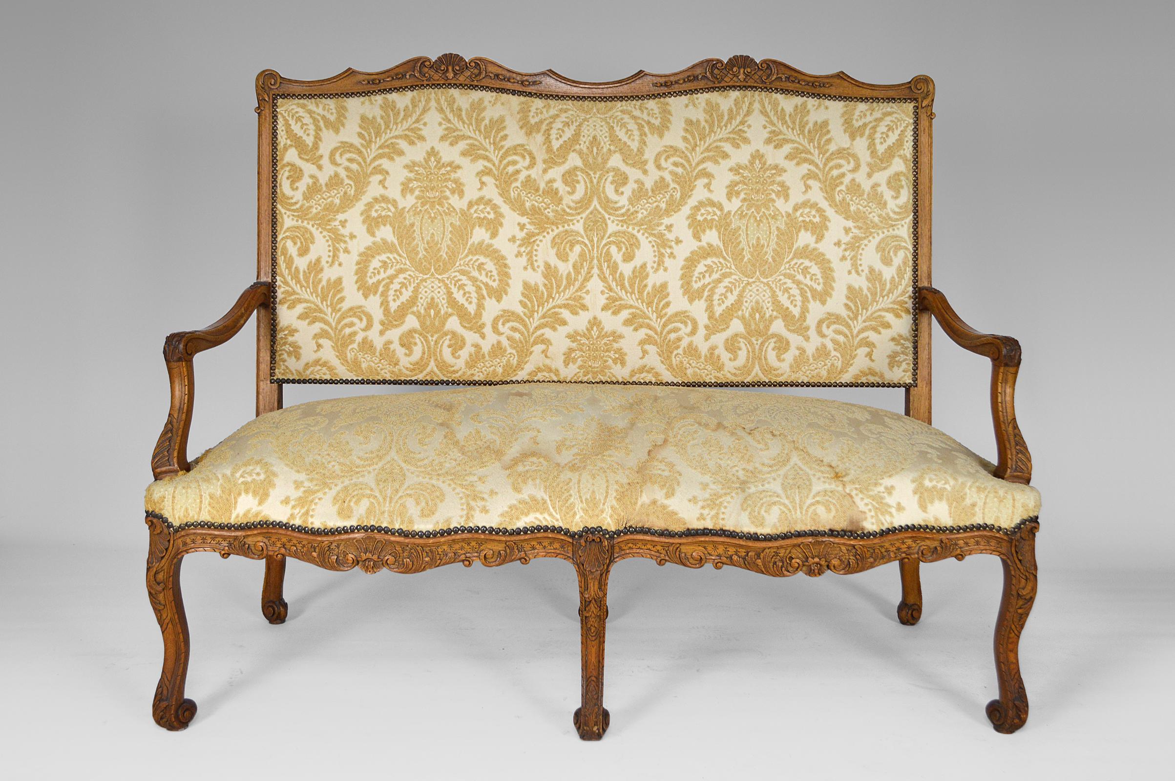3-seater bench / sofa with carved oak structure and original off-white / beige fabric.

Louis XV style, France, circa 1880-1920.

In good general condition:
- structure in excellent condition
- fabric stained and torn in places (see photos) to be