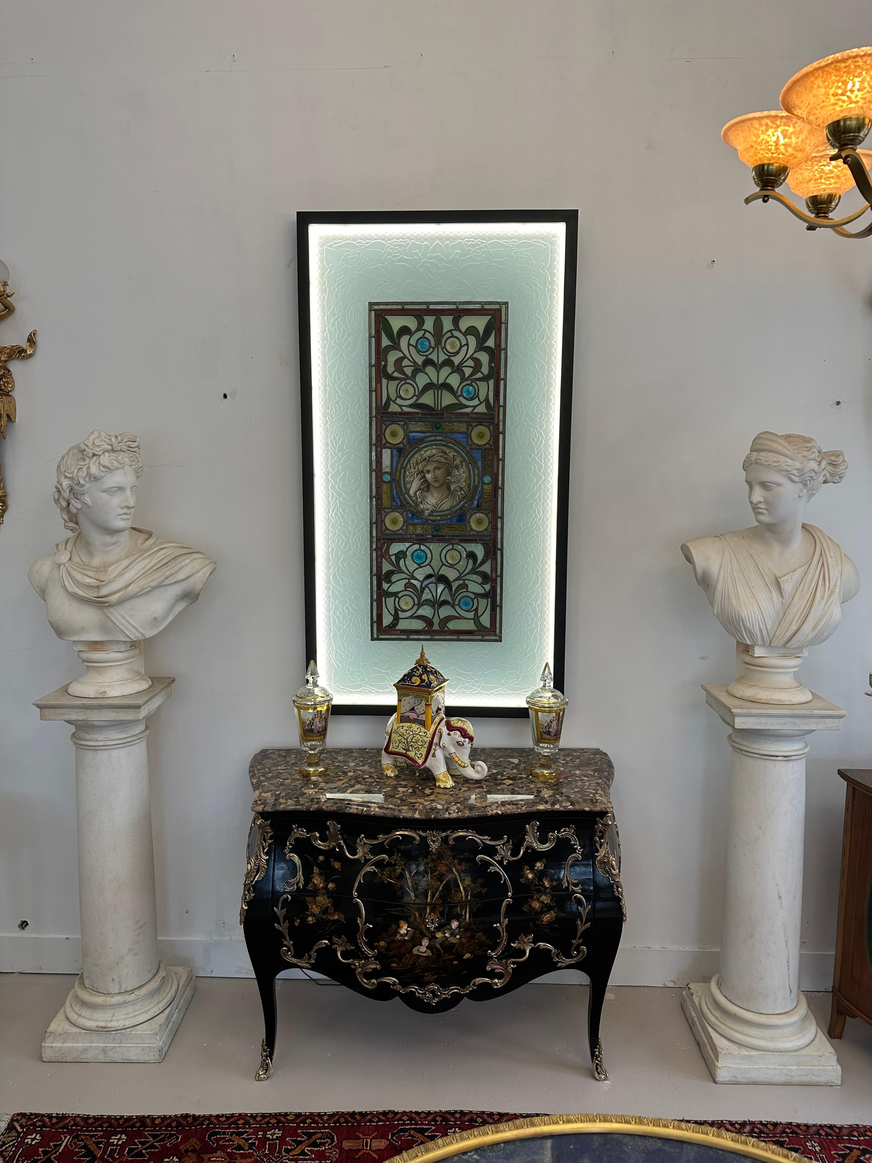 Beautiful commode with mother of pear inlaid, nice painting and very good chiseled bronzes. 
It is an exceptional commode, combine with everything.
