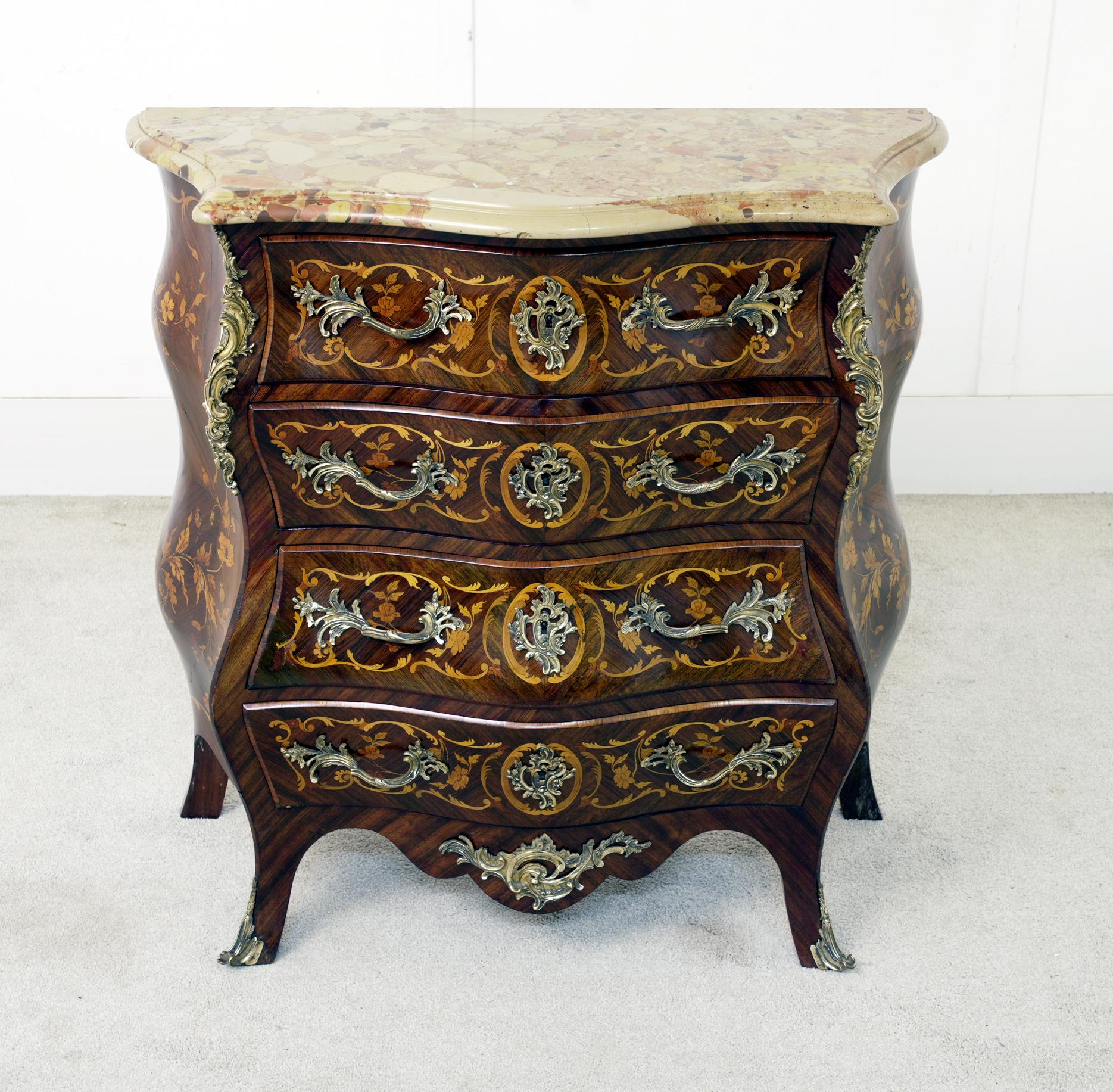 Llamativa cómoda bombe francesa de estilo Luis XV, ricamente decorada con incrustaciones de marquetería y ornamentadas monturas de metal dorado
Alrededor de 1880
Comprado a un marchante de Marche Biron en el mercado de antigüedades de París
El