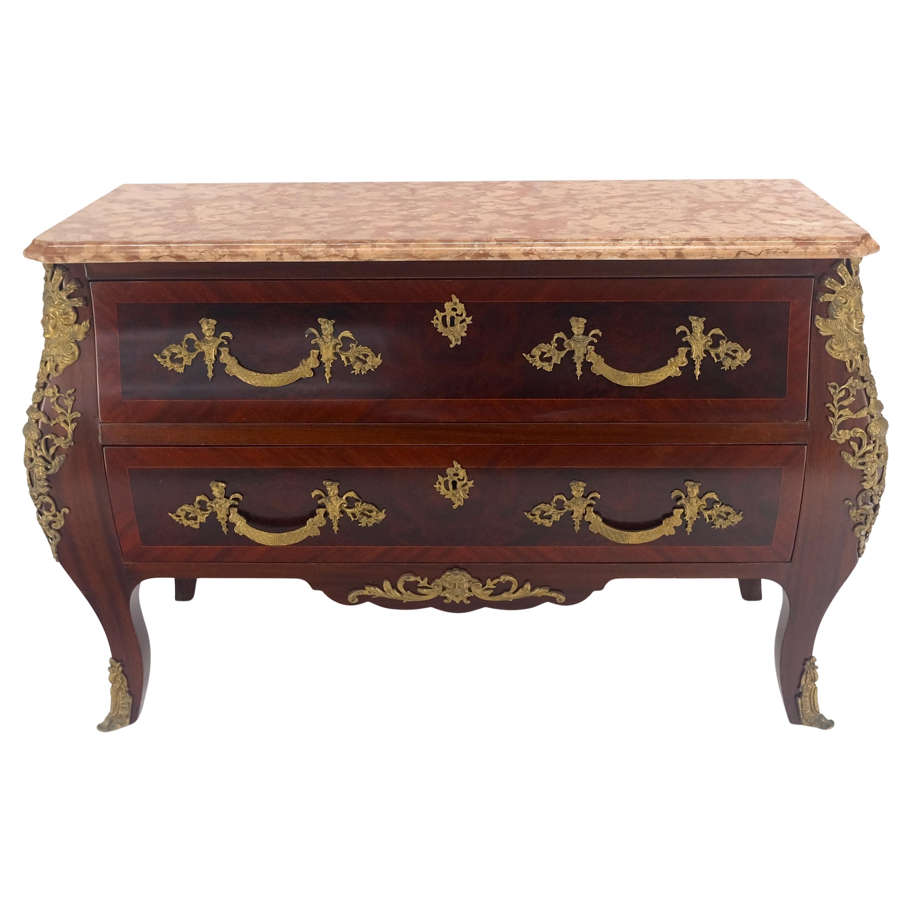 Laccato Comò Luigi XV in stile Bombe, con montatura in bronzo e piano in marmo rosso di mogano in vendita