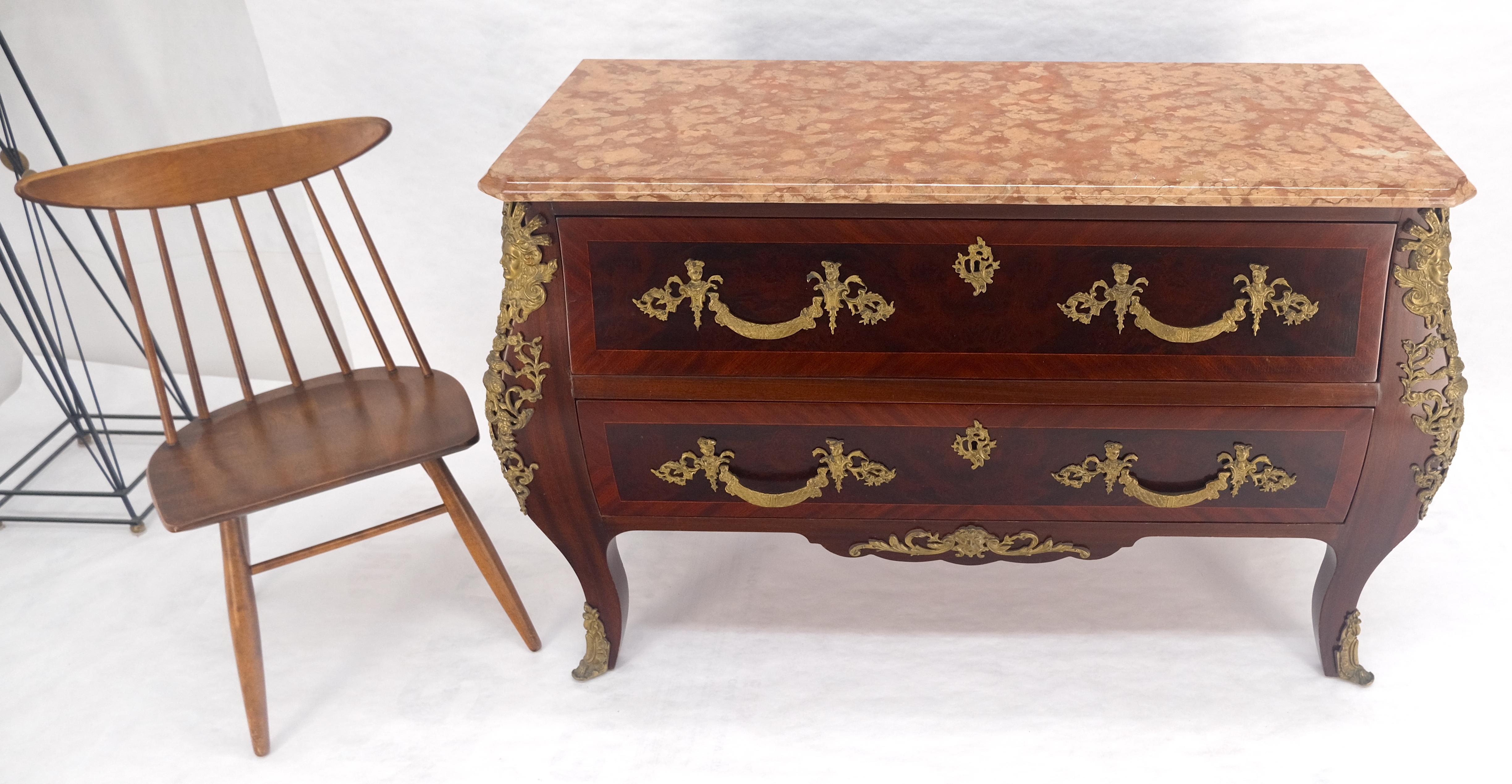 Comò Luigi XV in stile Bombe, con montatura in bronzo e piano in marmo rosso di mogano In condizioni buone in vendita a Rockaway, NJ