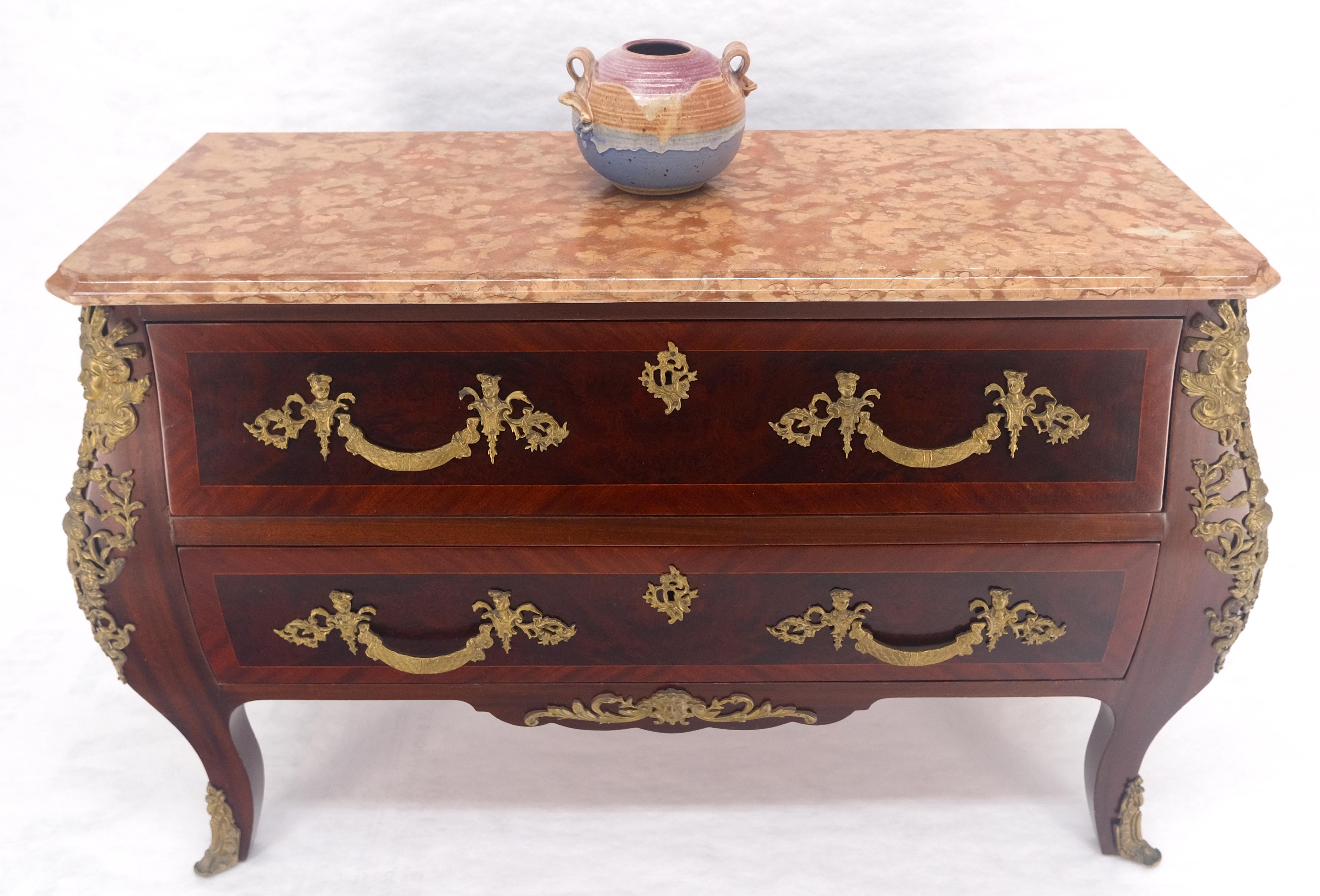 XX secolo Comò Luigi XV in stile Bombe, con montatura in bronzo e piano in marmo rosso di mogano in vendita