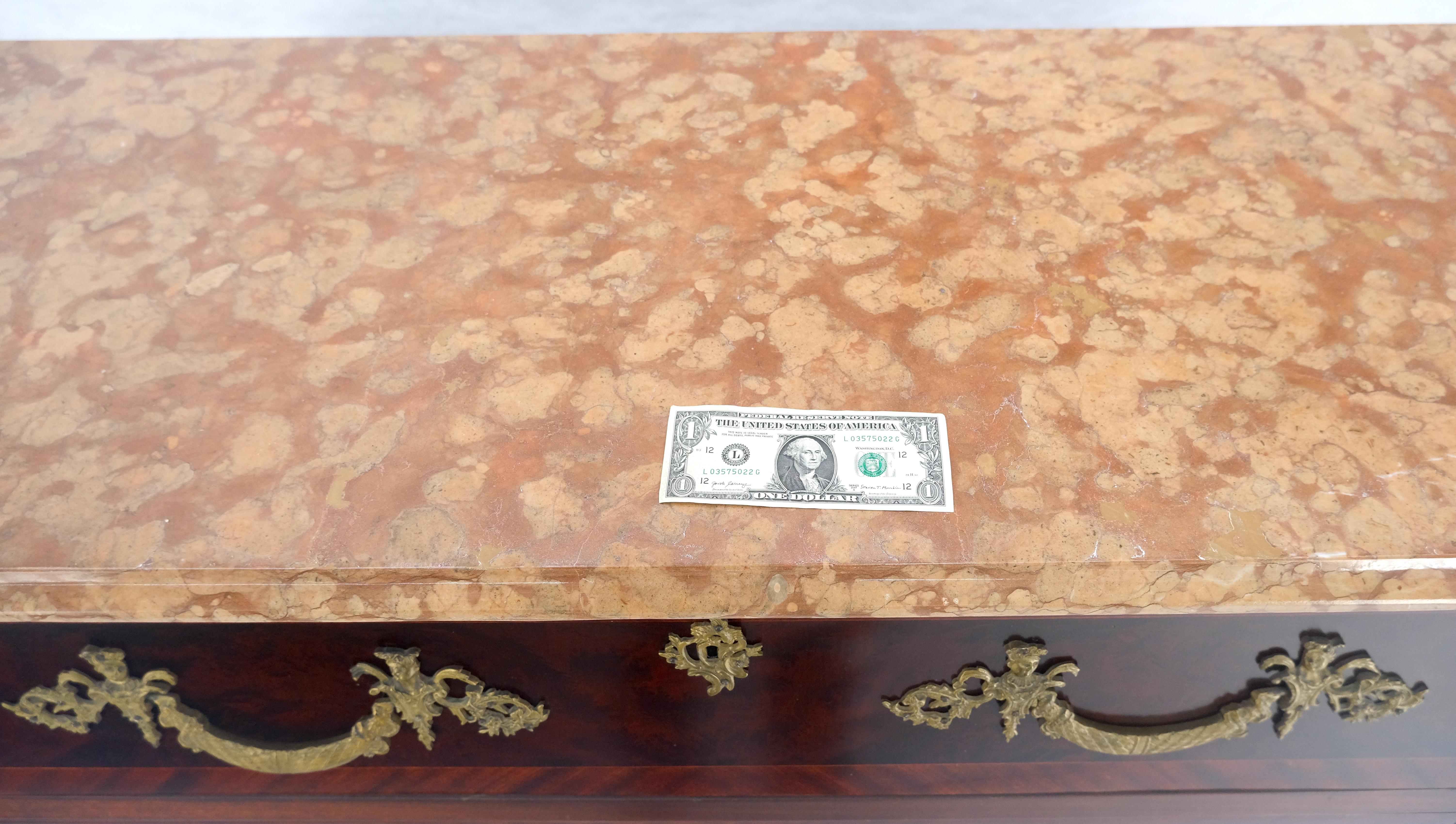 Ottone Comò Luigi XV in stile Bombe, con montatura in bronzo e piano in marmo rosso di mogano in vendita