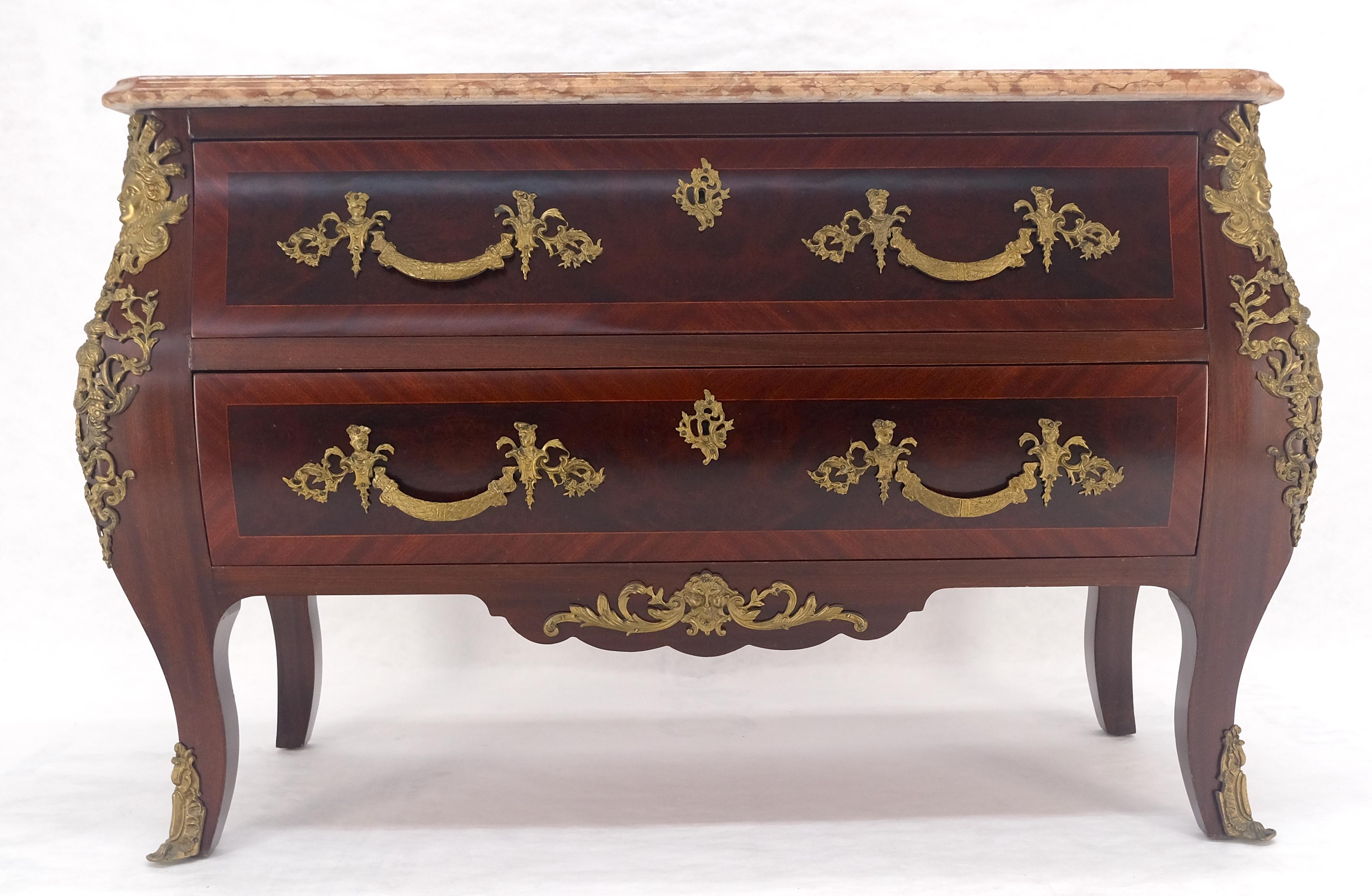 Comò Luigi XV in stile Bombe, con montatura in bronzo e piano in marmo rosso di mogano in vendita 1