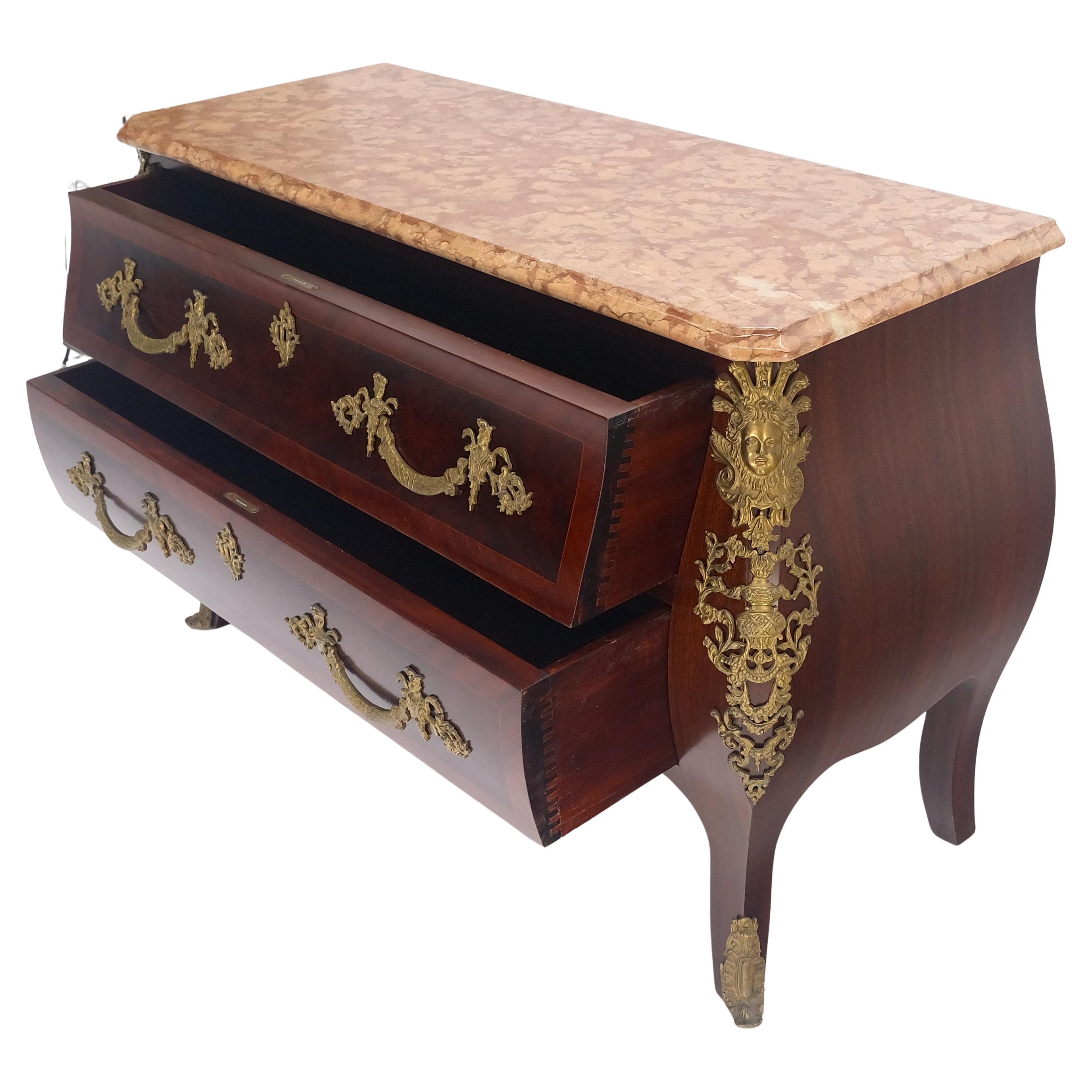 Comò Luigi XV in stile Bombe, con montatura in bronzo e piano in marmo rosso di mogano in vendita