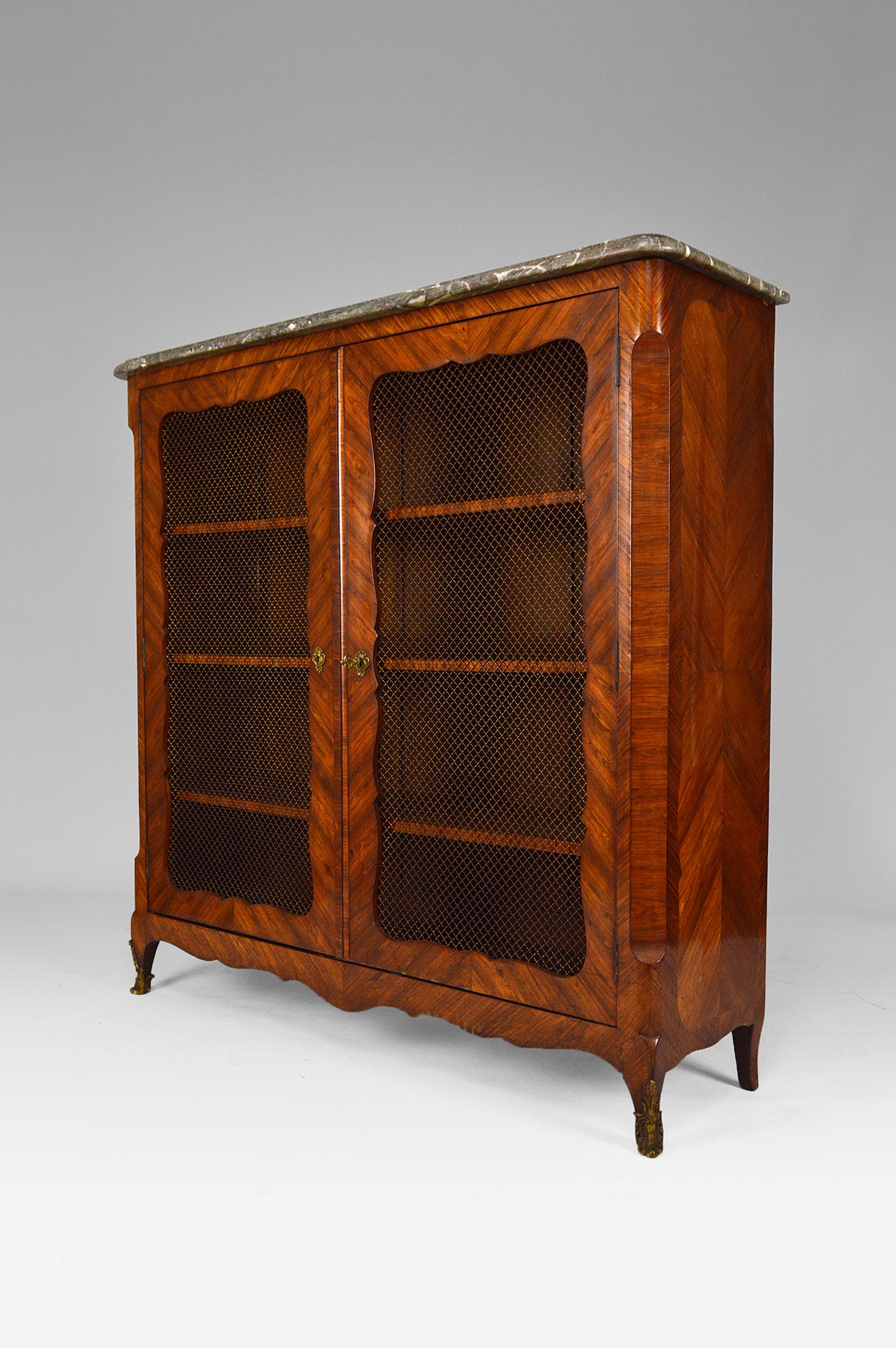 Superb inlaid bookcase / vitrine / showcase with very thick marble top, feet decorated with bronze and double mesh door. 3 shelves present.

In excellent general condition.
Key present, the lock works perfectly

Louis XV style and period, France,