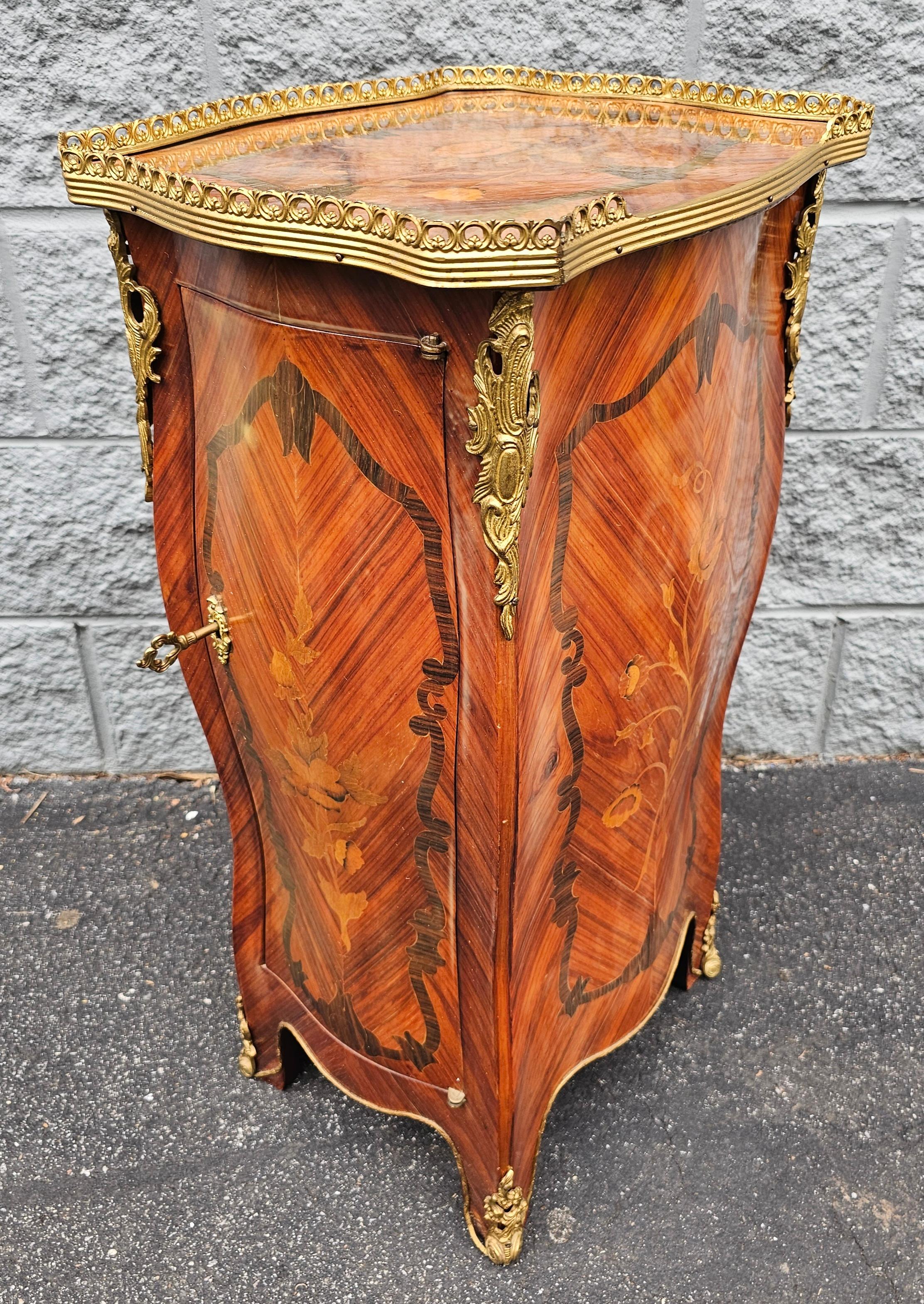 Beistelltisch im Stil Louis XV. aus Messing mit Parkettbeschlägen und Intarsien aus Seidenholz mit Galleried-Platte im Zustand „Gut“ im Angebot in Germantown, MD