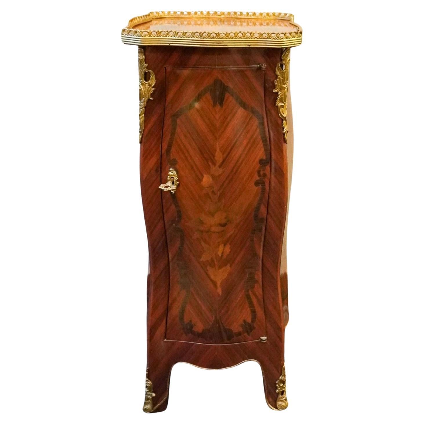 Table d'appoint Louis XV à plateau galonné en marqueterie de laiton et satiné.
Bonne capacité de rangement pour les petits objets grâce aux 6 petits tiroirs situés derrière la porte d'entrée à clé. Très bon état vintage. Mesure 13,25