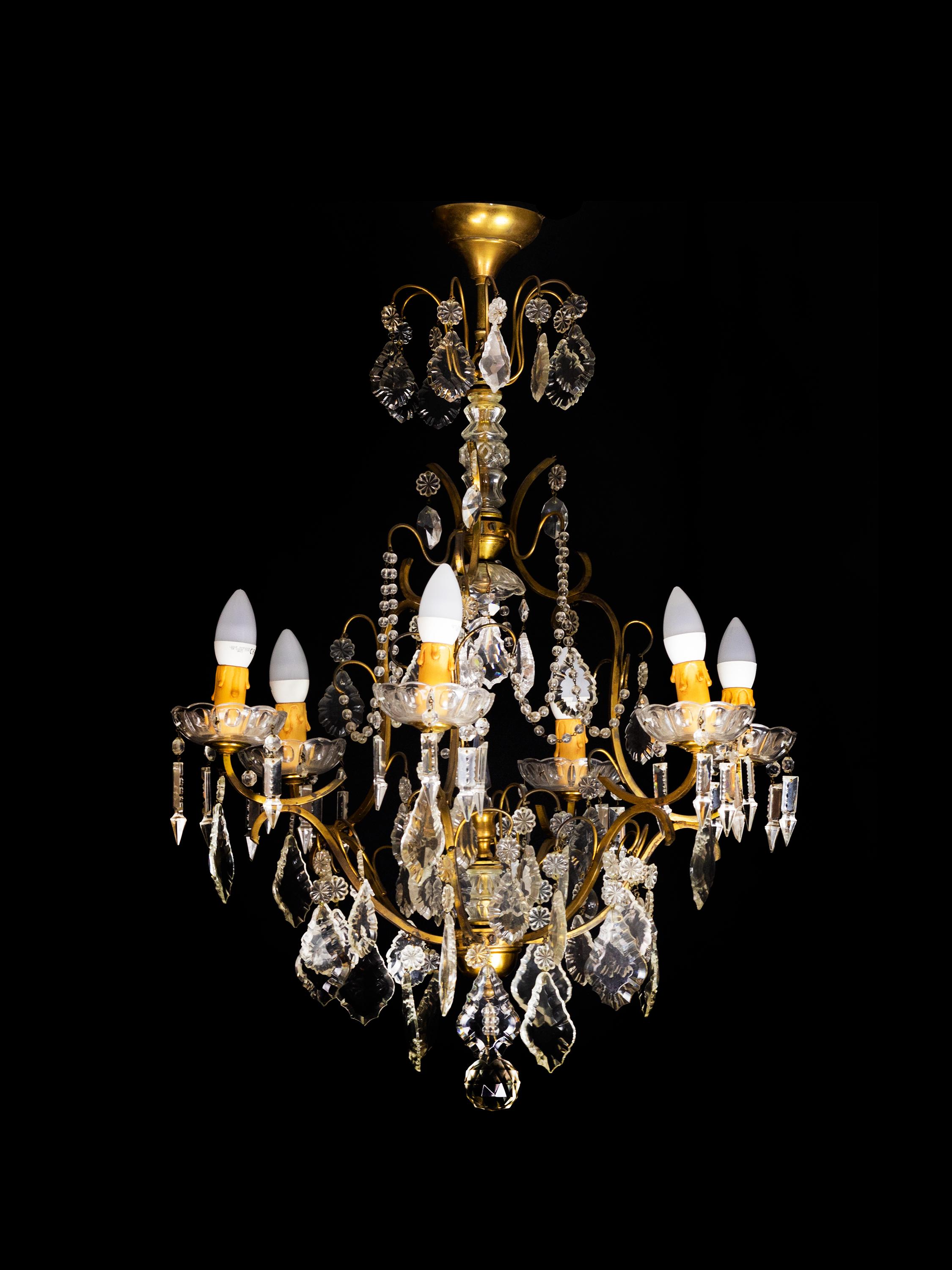 Elegante lampadario in bronzo in stile Luigi XV del 1800 con pendenti in cristallo, sei bracci con portacandele e sei prese ricablate. Una raffinata dichiarazione decorativa.

Questo squisito lampadario francese del XIX secolo in stile Luigi XV