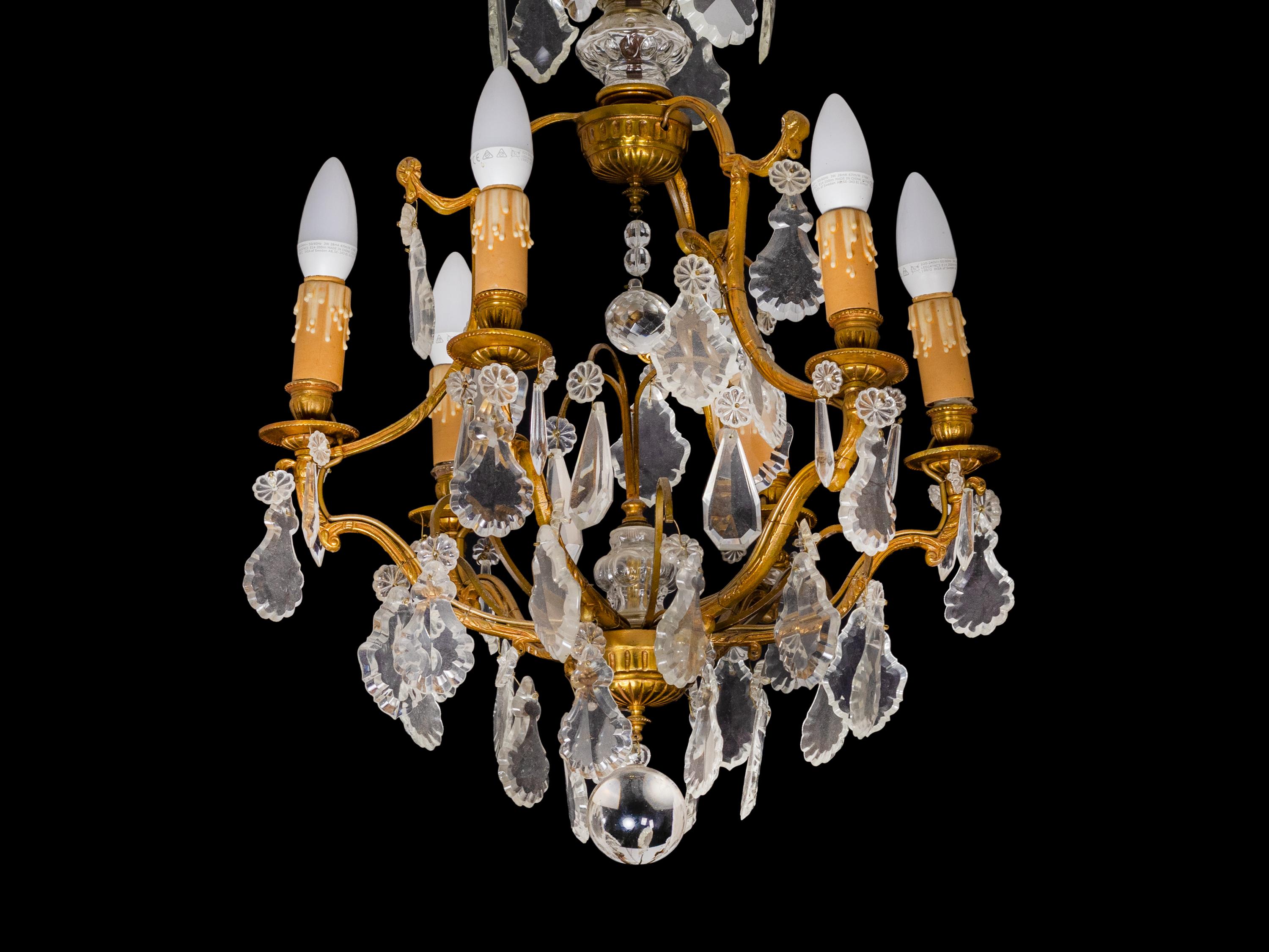 Francese Lampadario di cristallo Luigi XV in bronzo, sei luci, XIX secolo in vendita