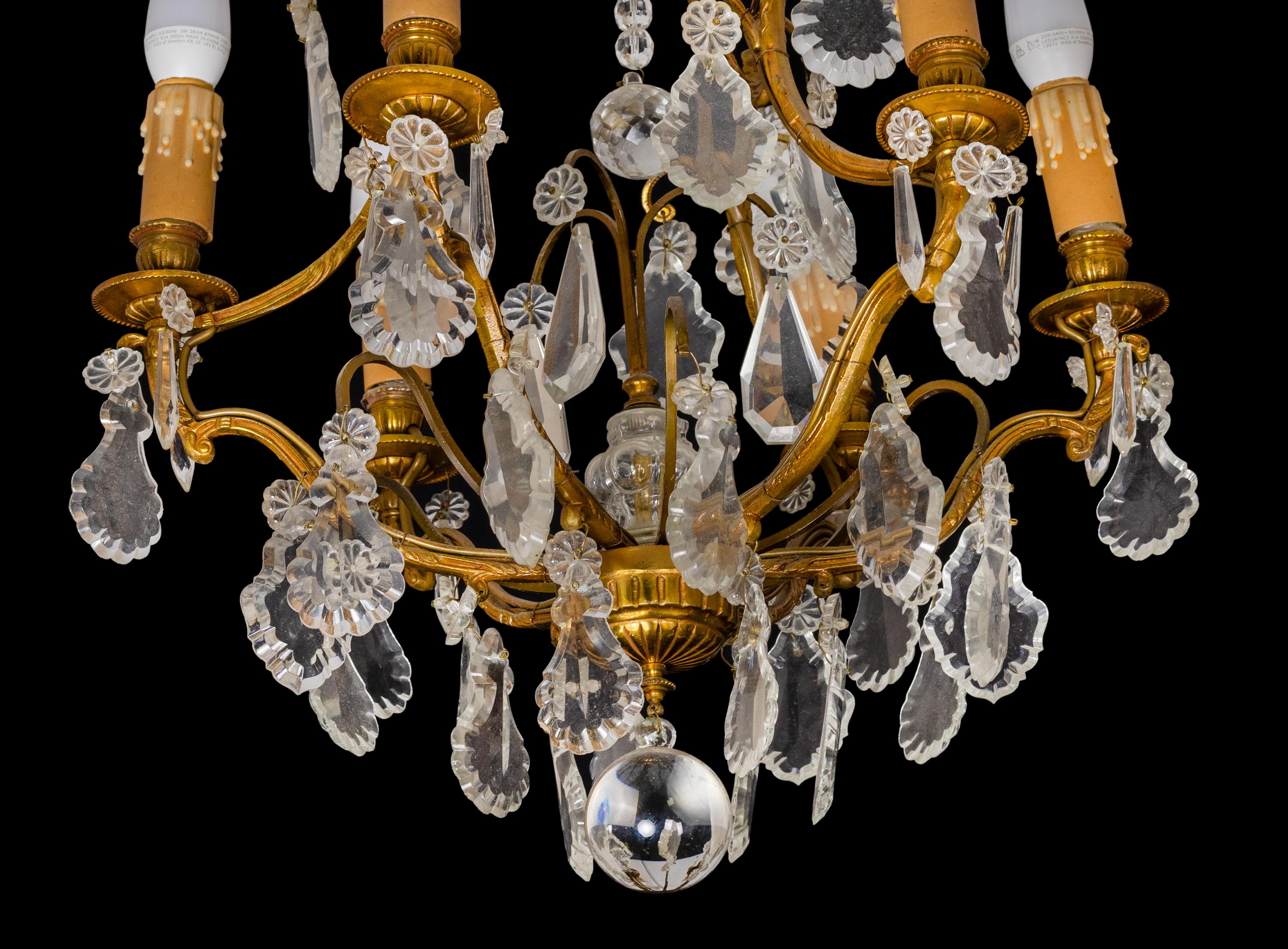 Dorato Lampadario di cristallo Luigi XV in bronzo, sei luci, XIX secolo in vendita