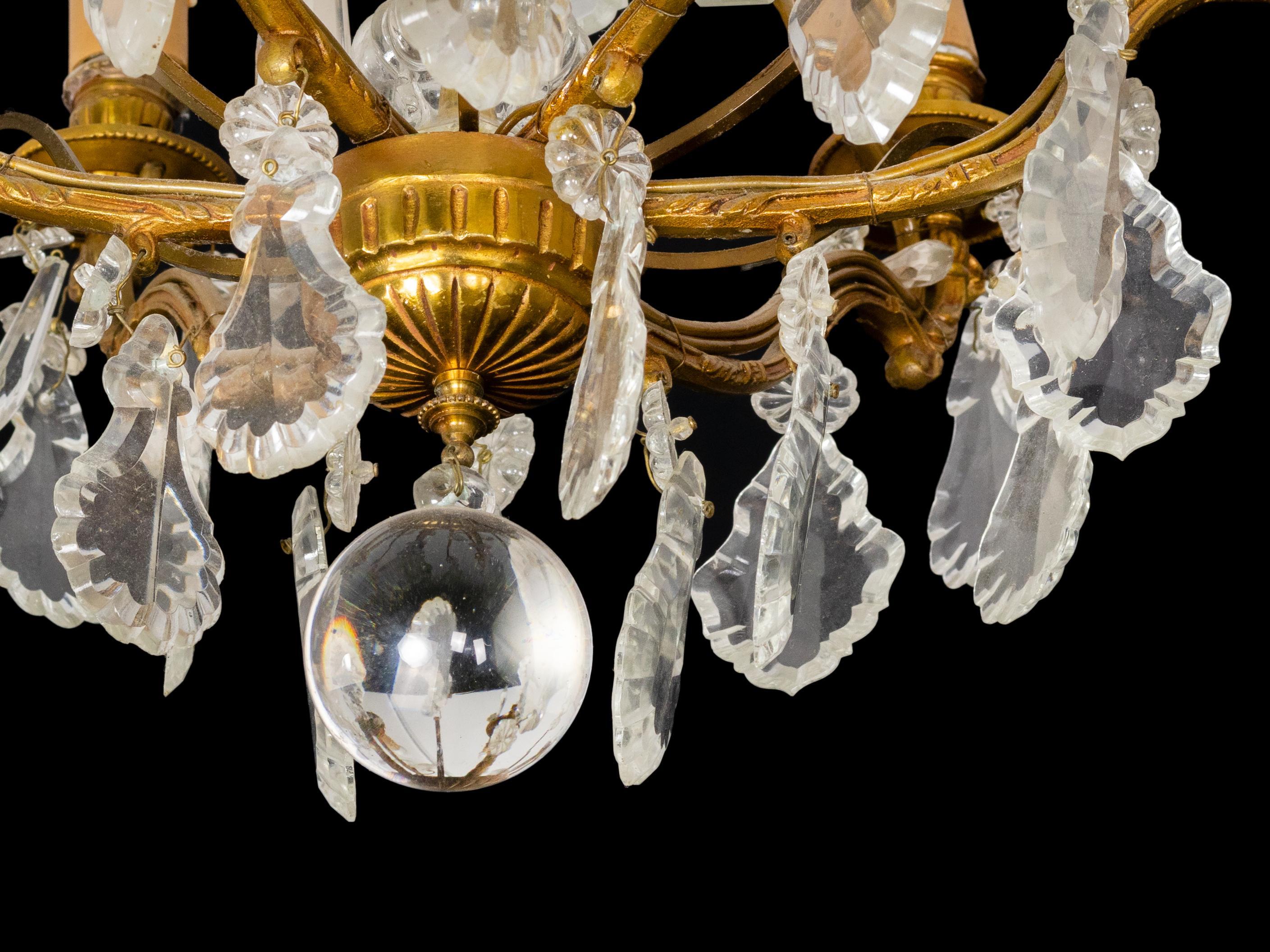 Ottone Lampadario di cristallo Luigi XV in bronzo, sei luci, XIX secolo in vendita