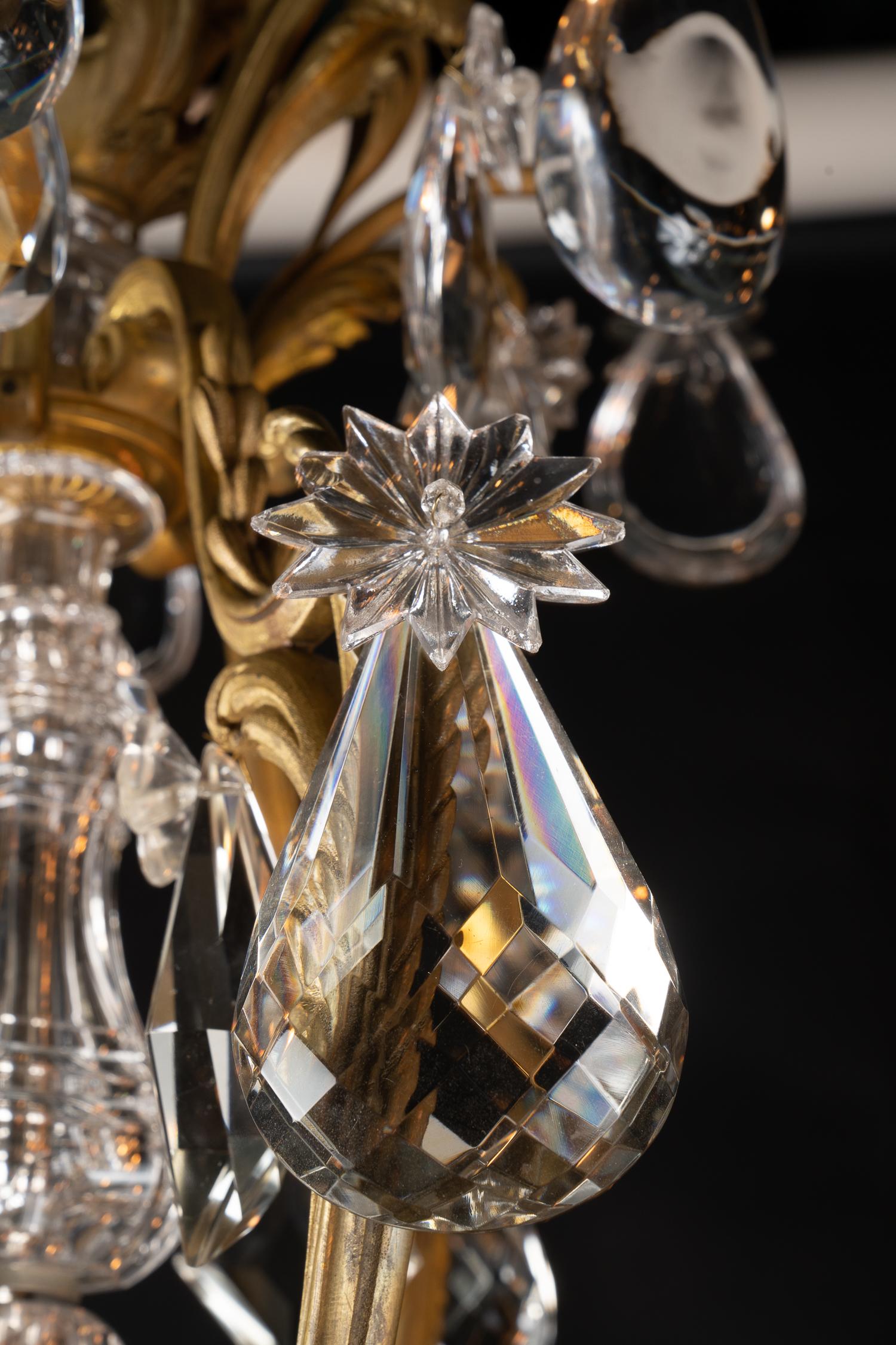 Placcato oro Lampadario Luigi XV in bronzo e cristallo, Francia, XIX secolo in vendita