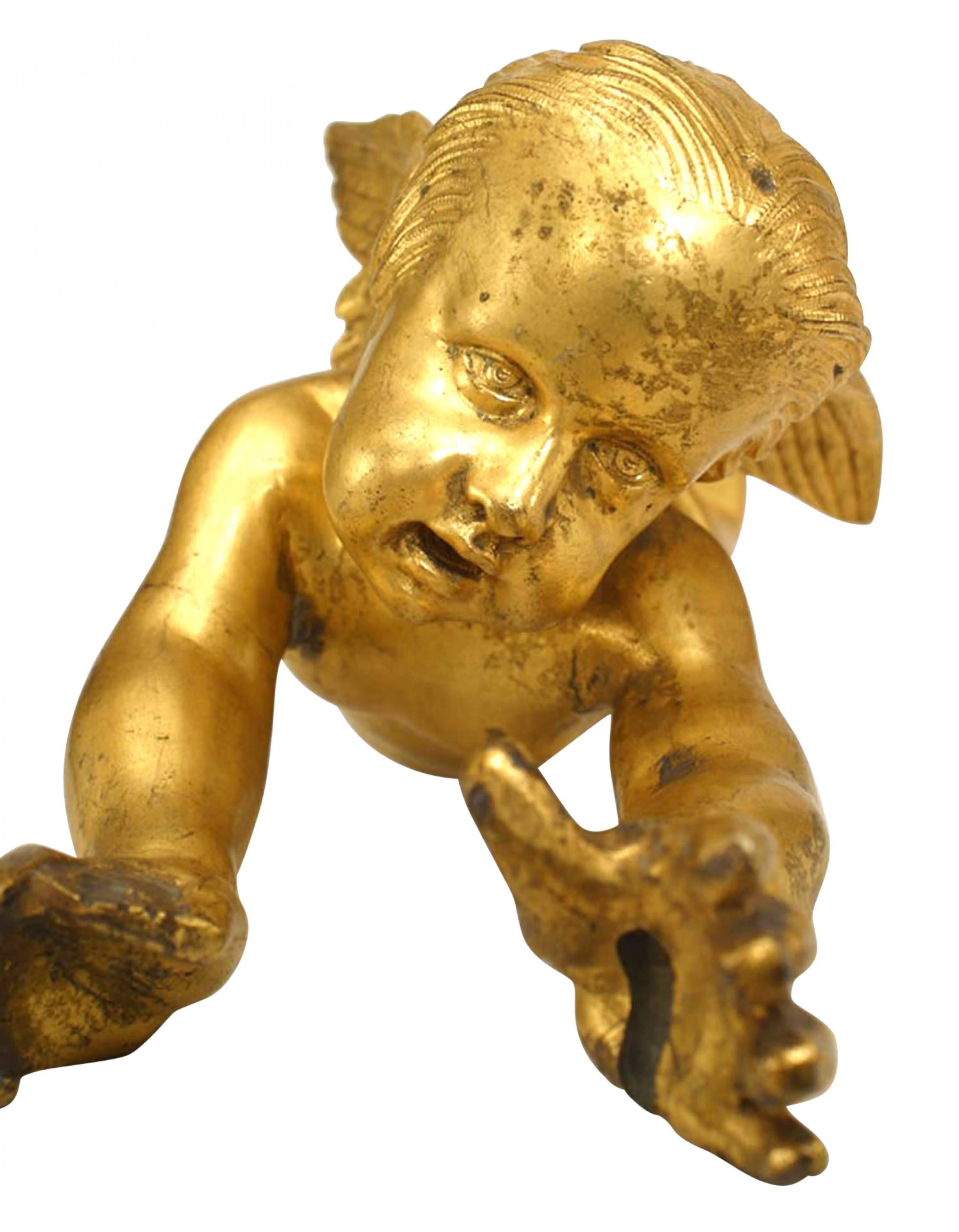 Figura di amorino alato sospeso in bronzo dorato in stile Luigi XV (XIX secolo) con fiore drappeggiato.