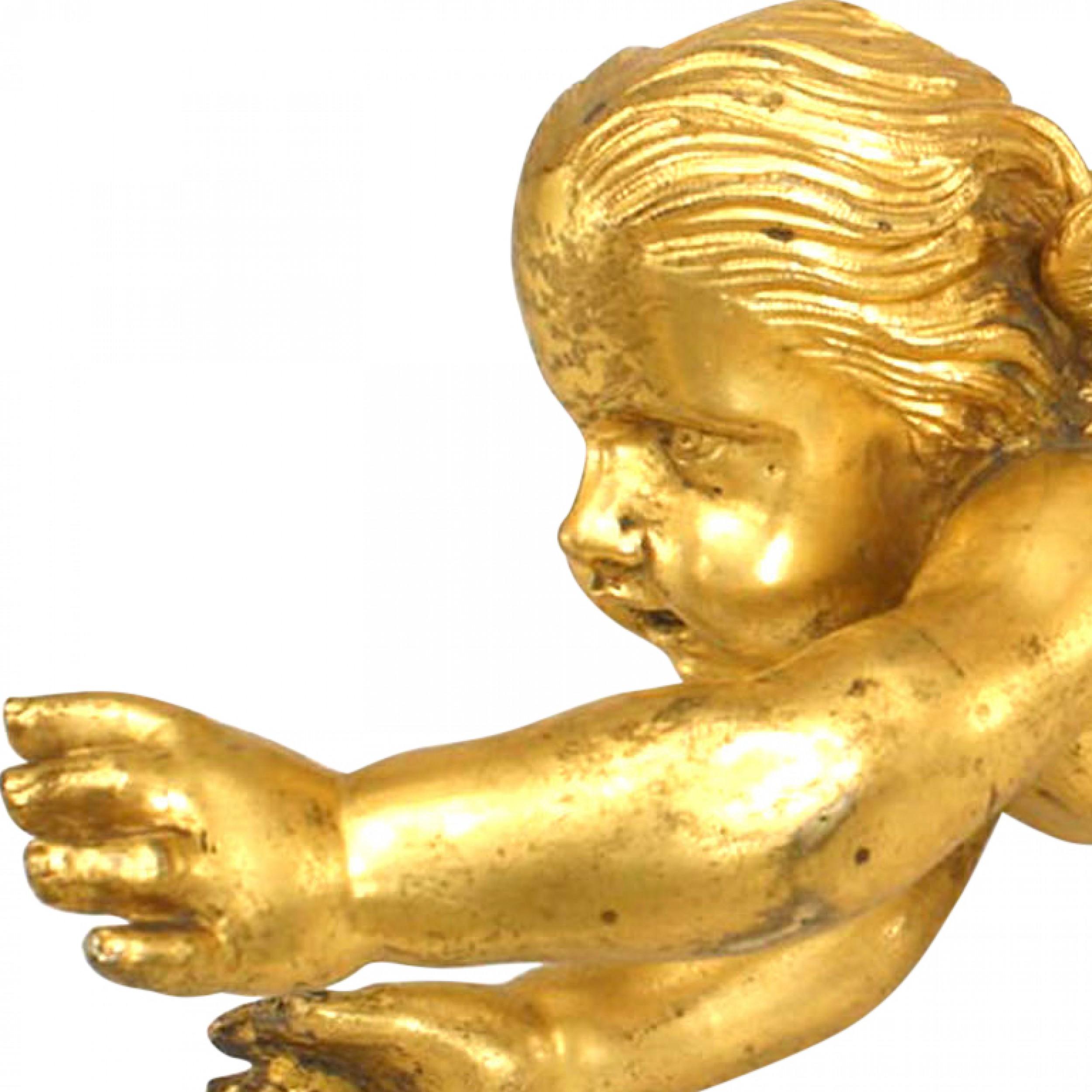 Fatto a mano Cupido in bronzo dorato Luigi XV in vendita