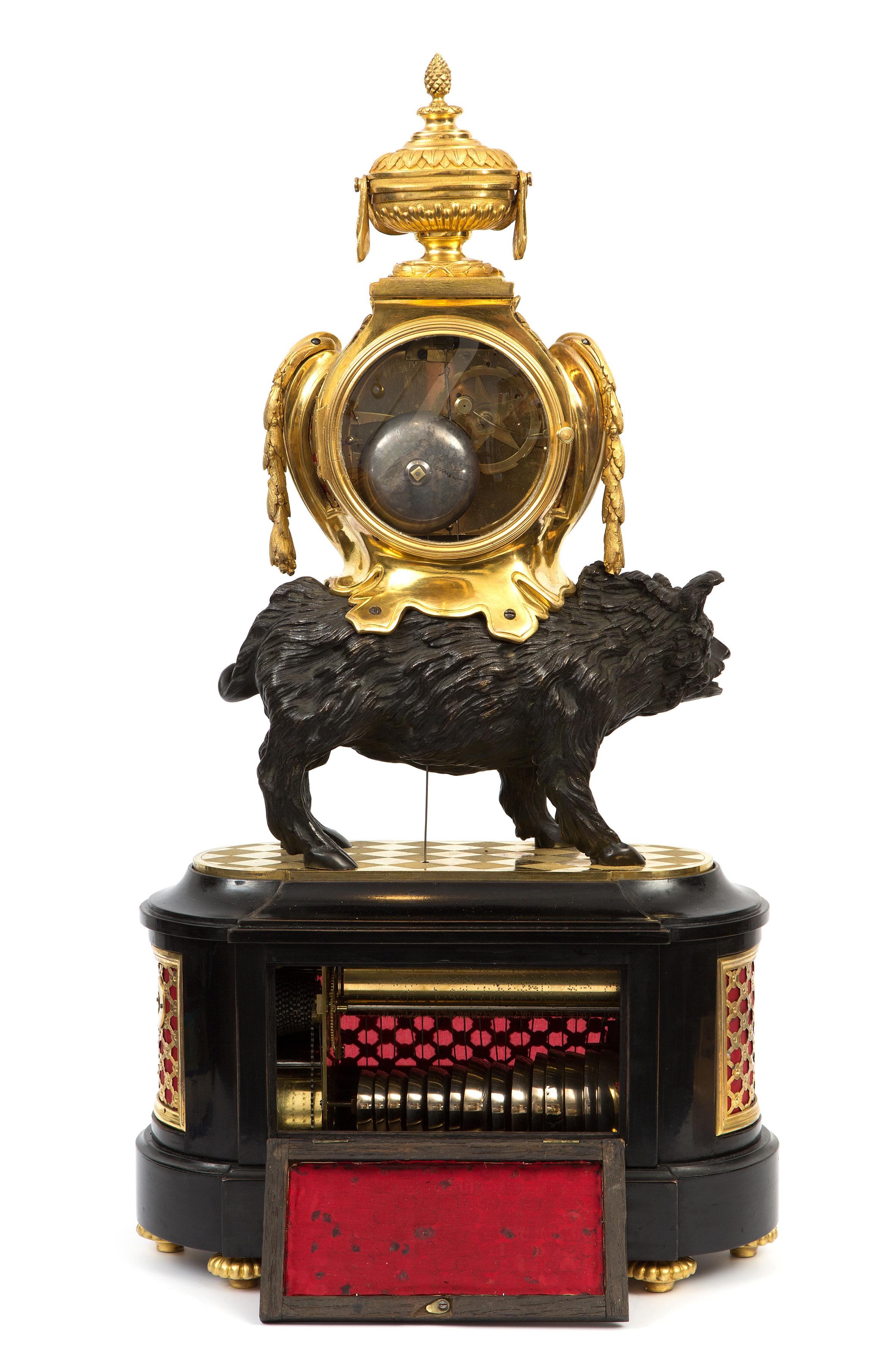 Rarissime et importante pendule au Sanglier en bronze de style Louis XV, avec sonnerie automatique demi-heure/heure et mouvement musical à 9 mélodies qui s'active à l'heure et peut également être activé manuellement.
Boîtier : bronze ormulu et