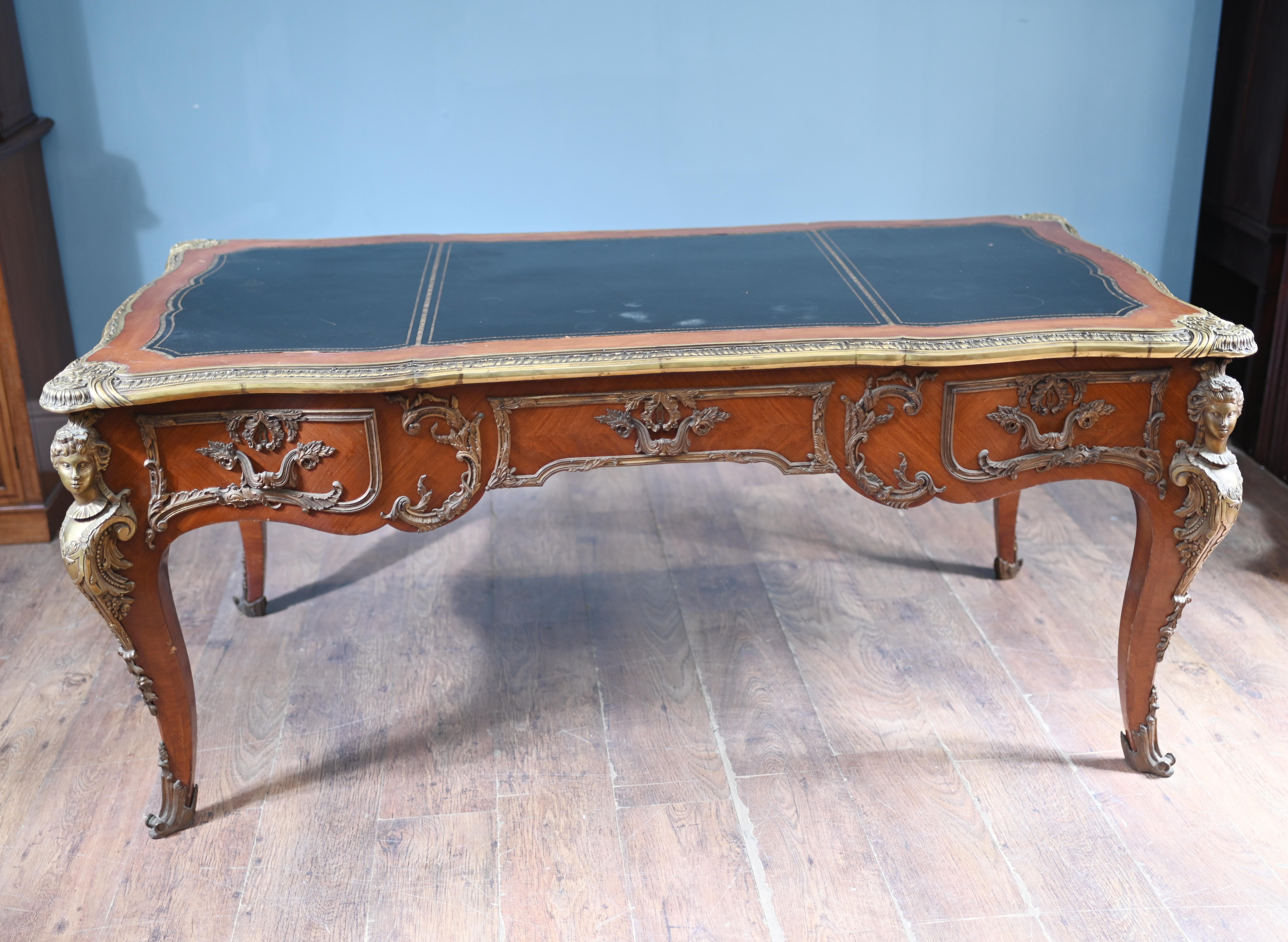 Stai guardando uno splendido bureau o scrivania francese in stile Luigi XV Revival.
Classica scrivania francese con piano in pelle segmentato
Ottimo per un ufficio a casa
Le decorazioni dorate, compreso il busto femminile sulla parte superiore delle
