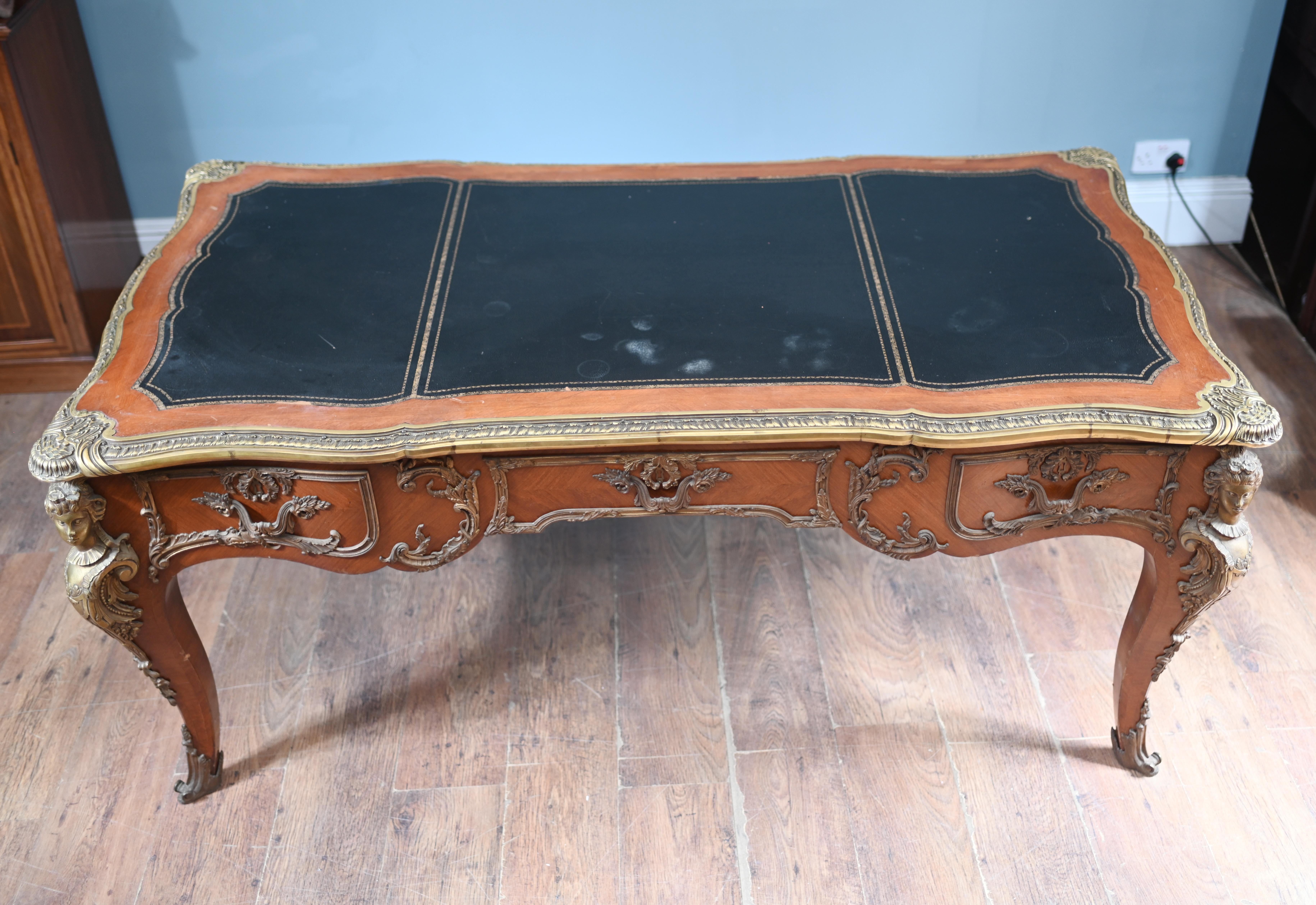 Scrivania Luigi XV Bureau Plat Francese 1890 In condizioni buone in vendita a Potters Bar, GB
