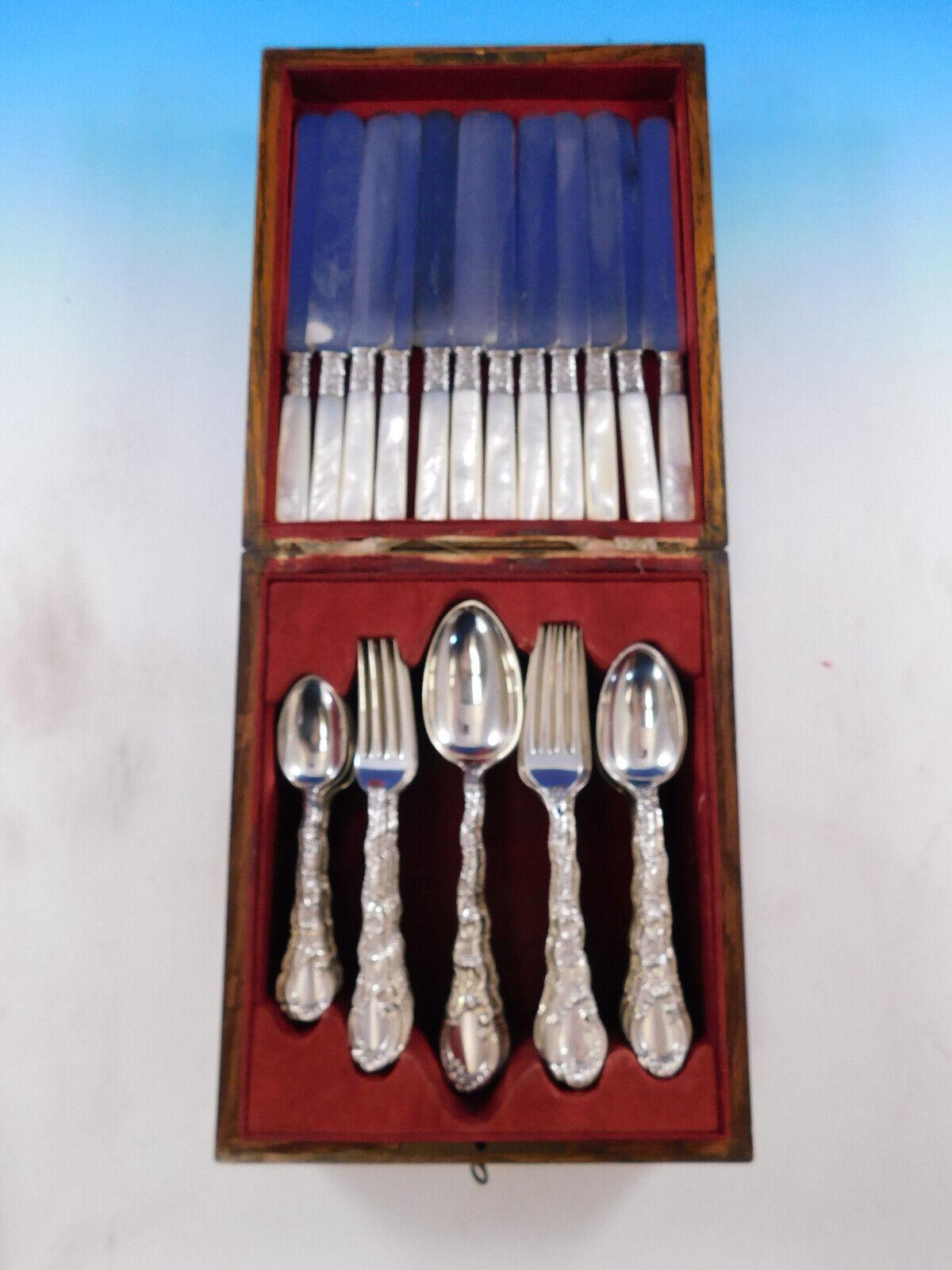 Seltenes Besteck Louis XV von Durgin, um 1891, aus Sterlingsilber - 54 Teile (plus 12 Messer mit Perlmuttgriff). Dieses Set enthält:

12 Messer mit Perlmuttgriff, 8