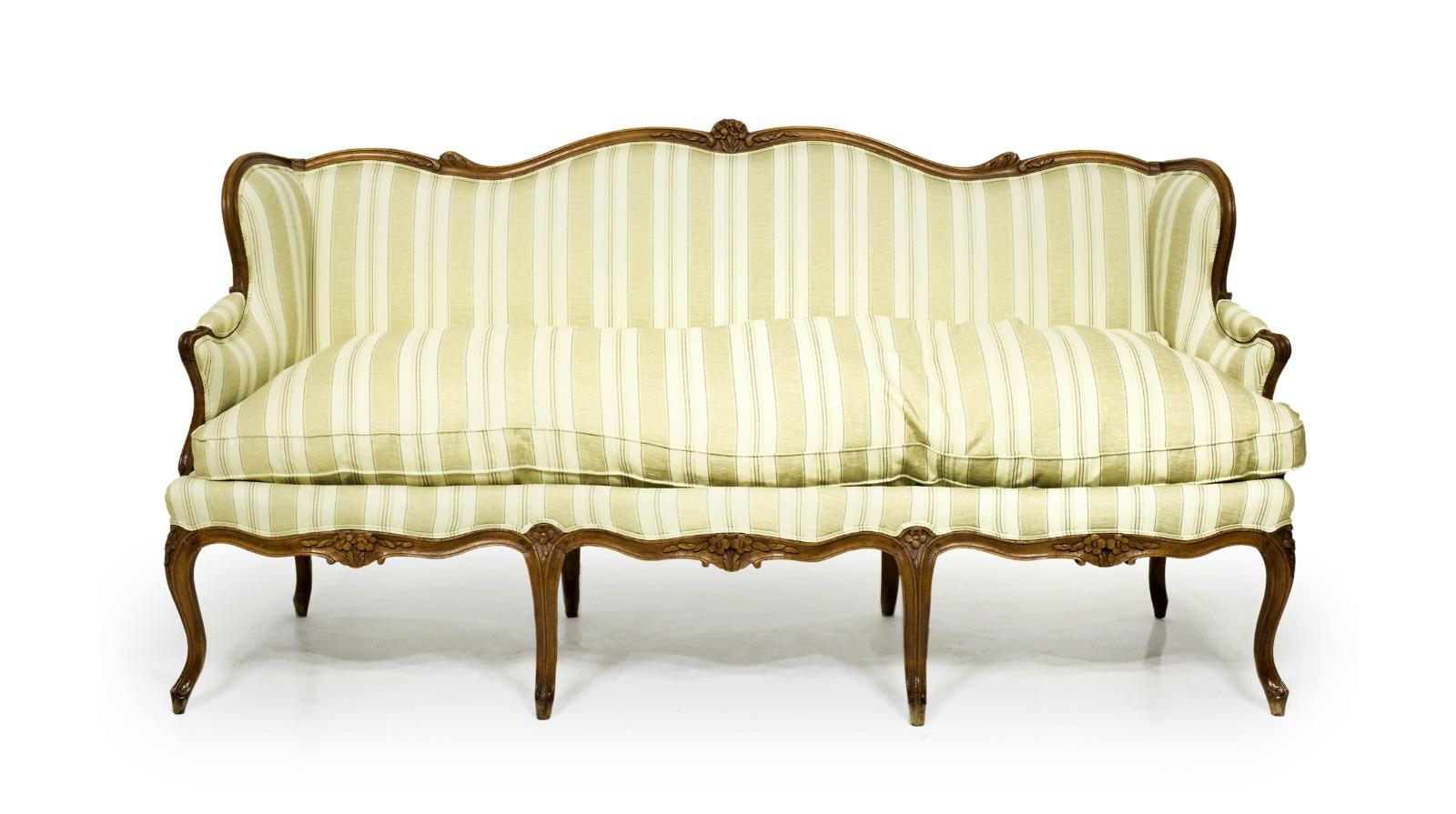 Louis XV Canape in Carved Walnut Wood French work of the 18th Century In Good Condition In Madrid, ES