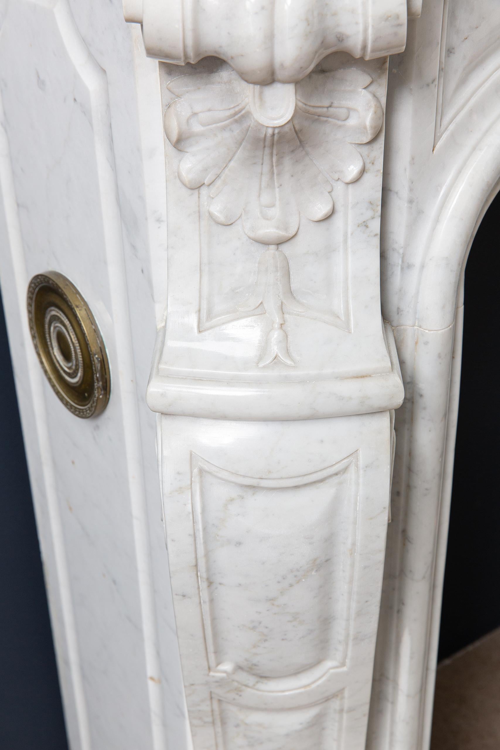 Antiker antiker Kaminsims aus Carrara-Marmor im Louis XV.-Stil im Angebot 4